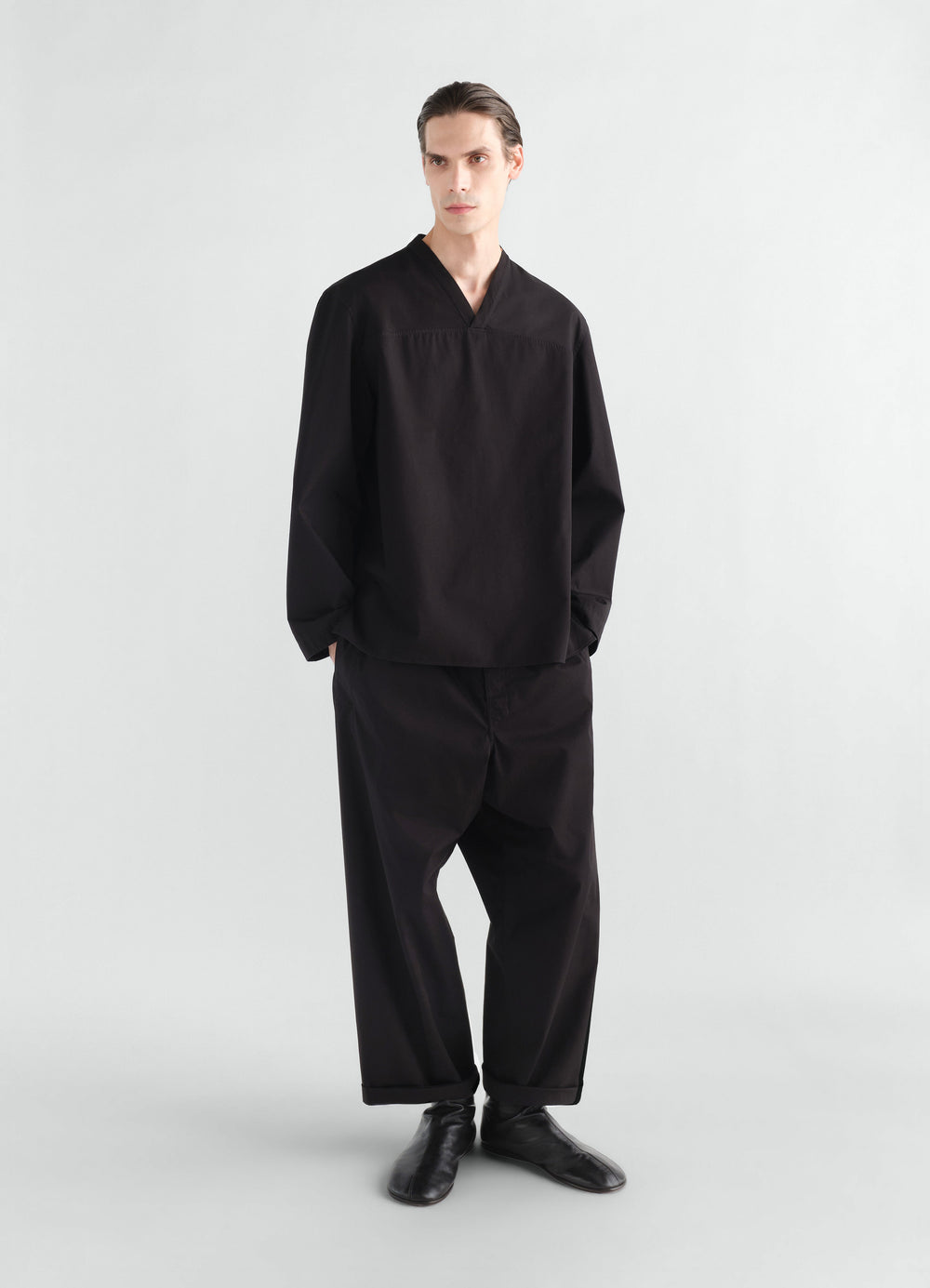 Top à encolure V en twill de coton léger, coloris noir, porté par un mannequin, vue de face