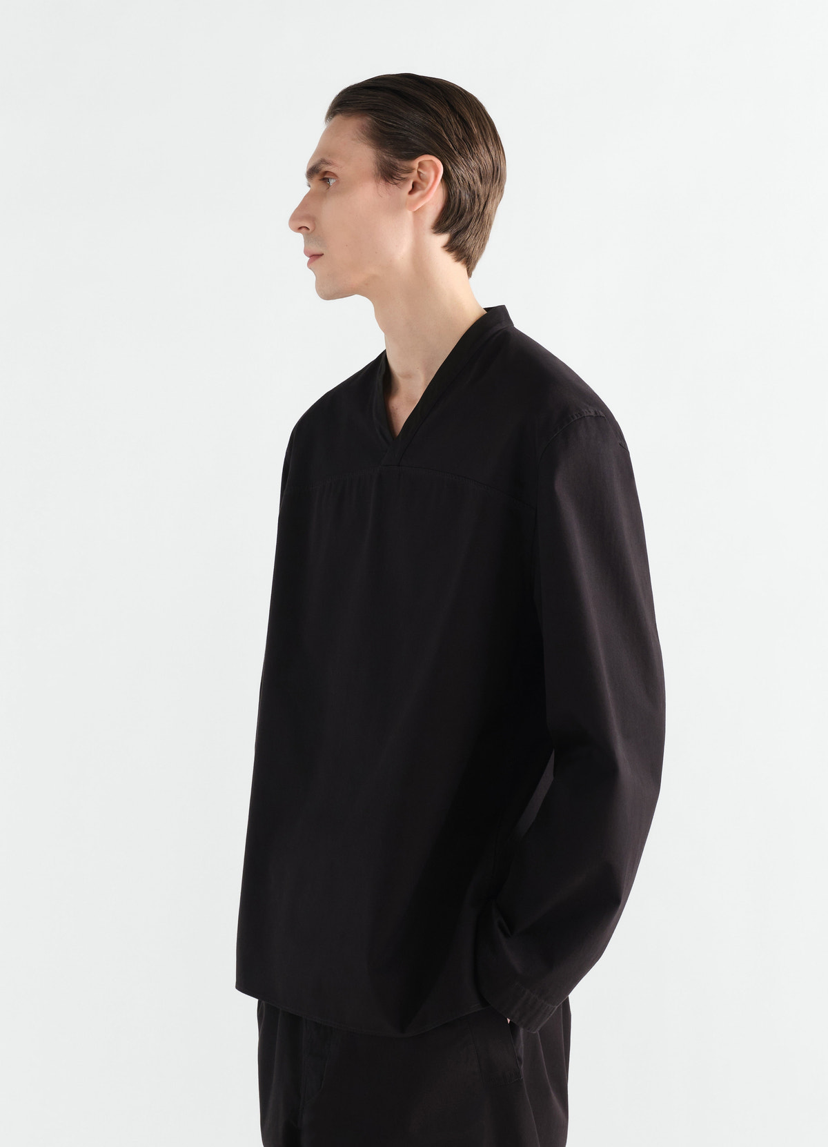 Top à encolure v en twill de coton léger, coloris noir, porté par un mannequin, vue de profil, manches visibles