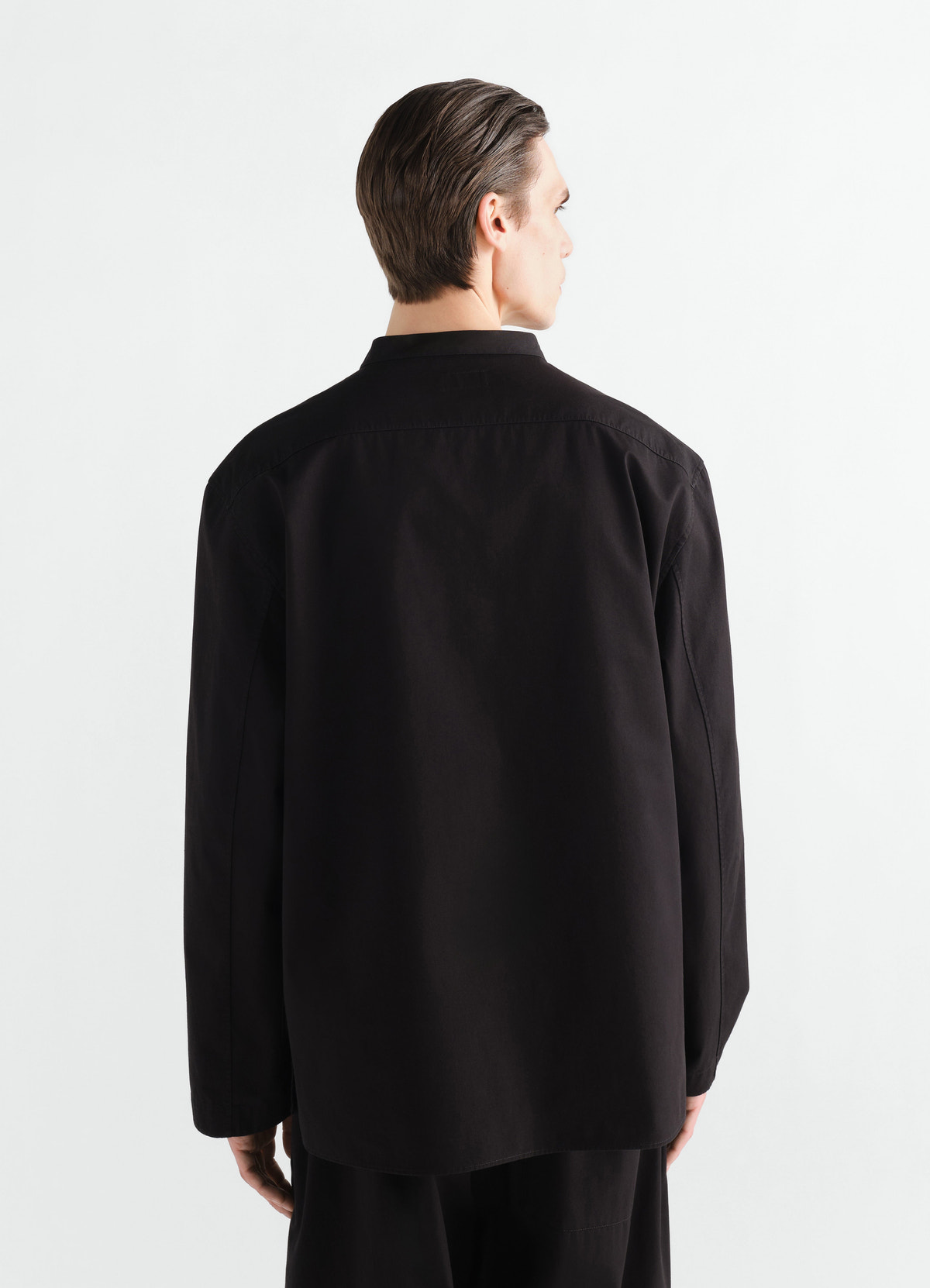 Top à encolure v en twill de coton léger, coloris noir, porté par un mannequin, vue de dos, manches visibles