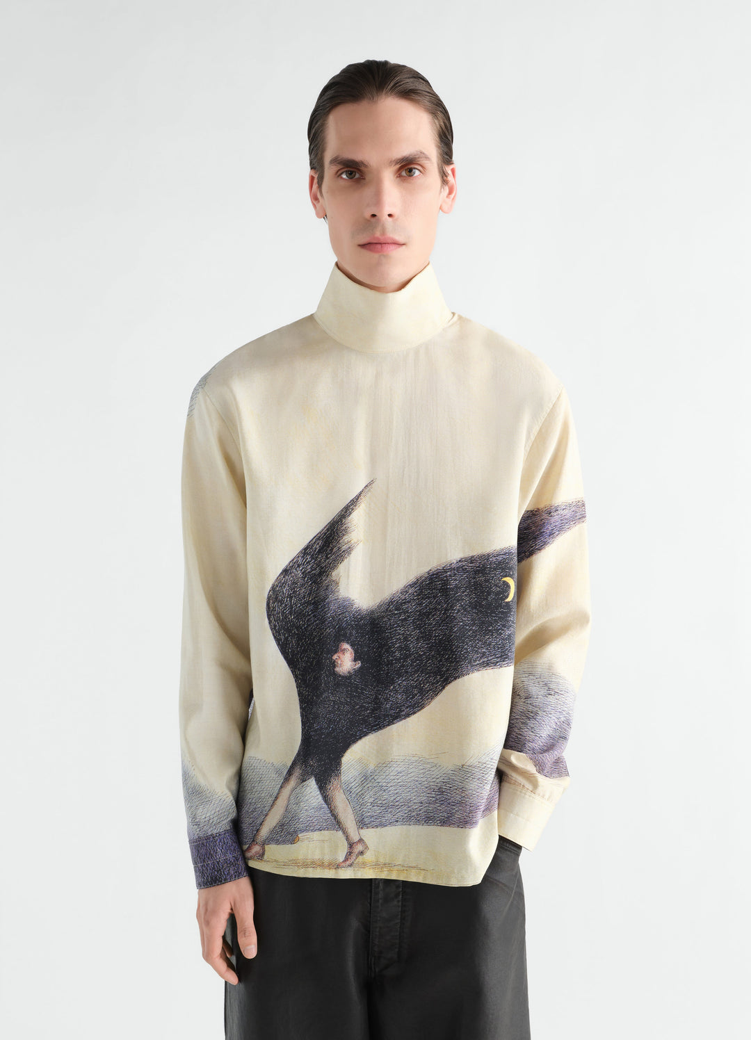 TOP MIT STEHKRAGEN AUS SEIDE MIT „LA NUIT QUI MARCHE“-PRINT, in Creme, von einem Model getragen, Vorderansicht, Kragen sichtbar, Print sichtbar