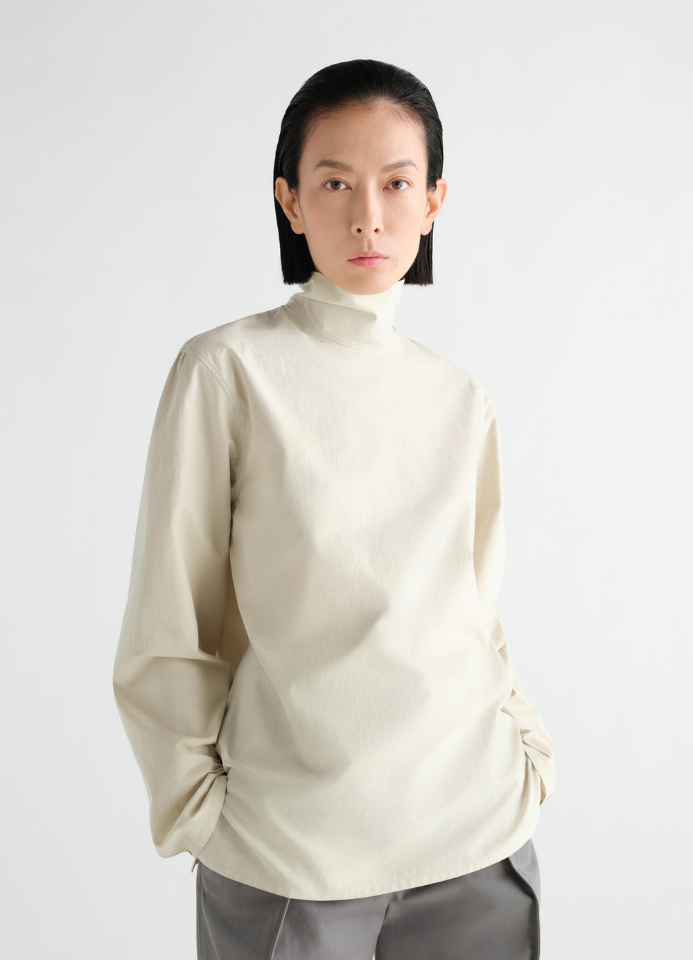 STAND-COLLAR TOP IN LIGHT COTTON CHAMBRAY