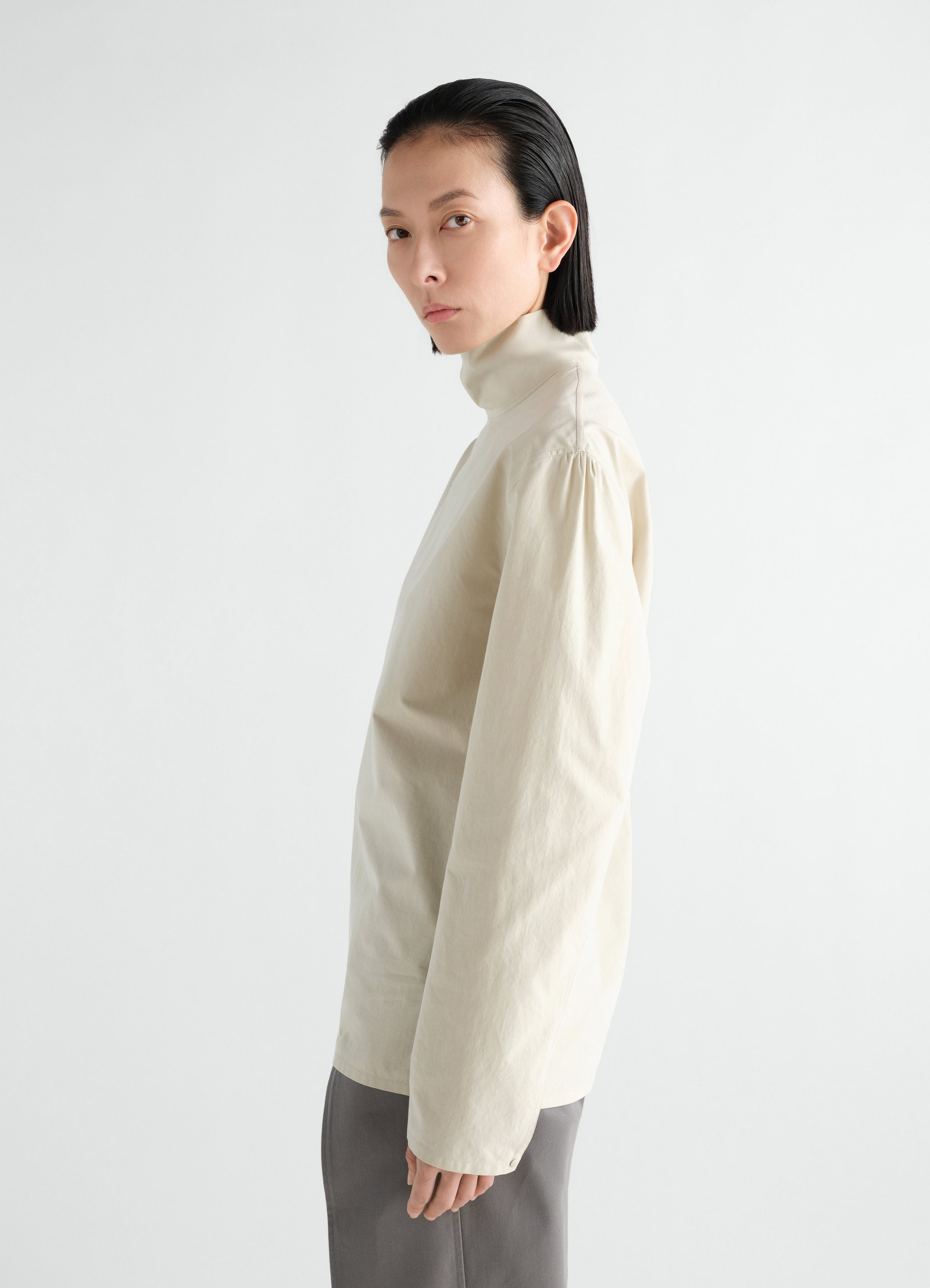 Stand-collar top in light cotton chambray