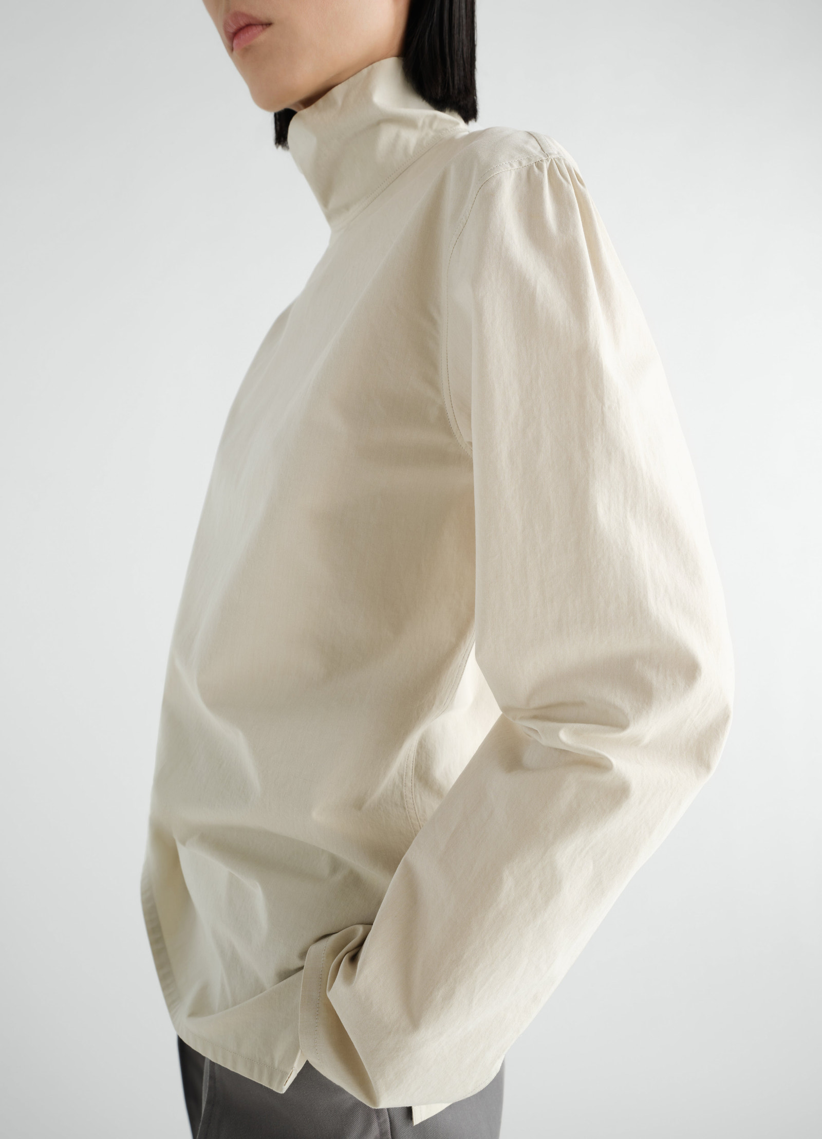 Stand-collar top in light cotton chambray