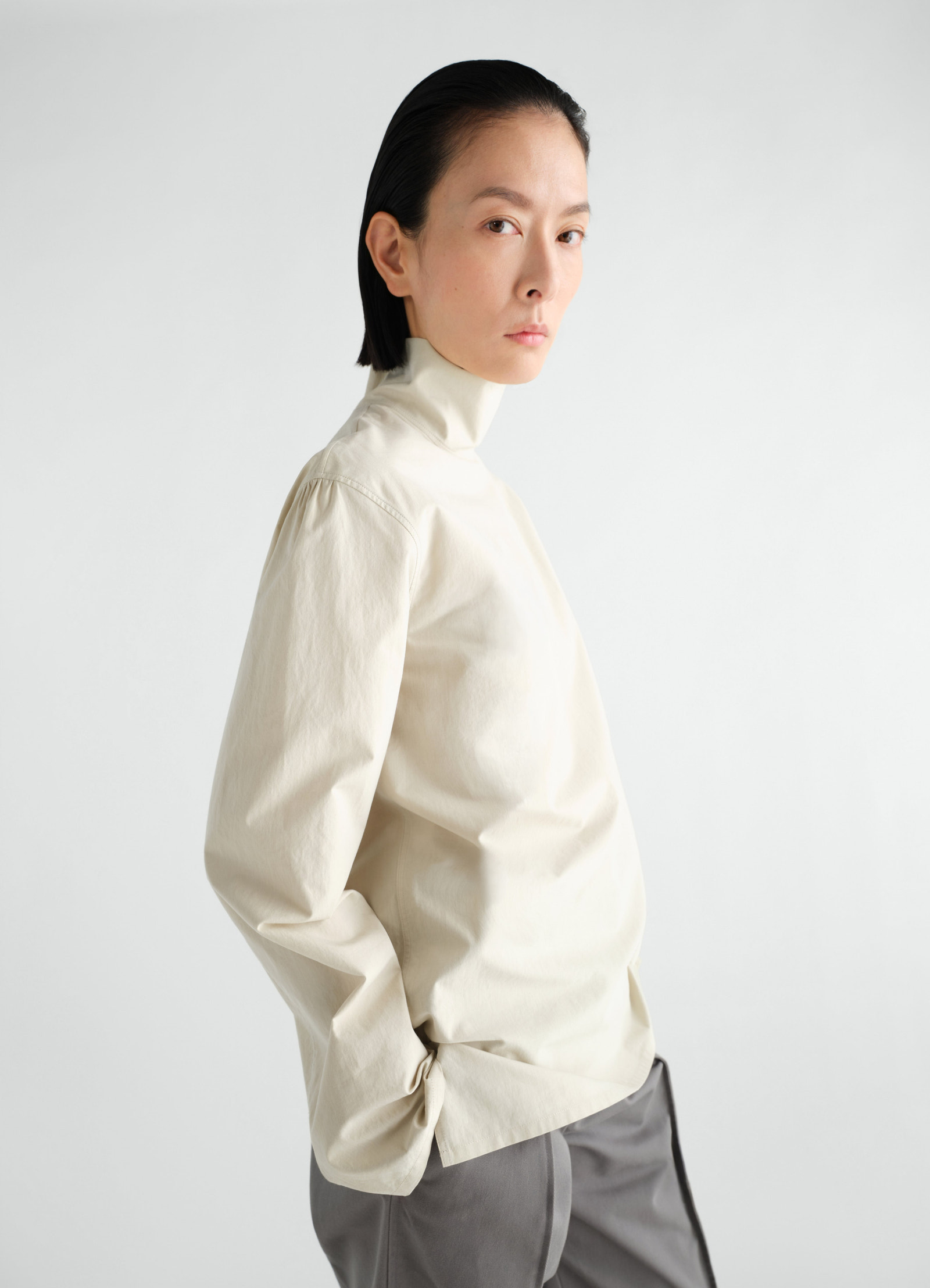 Stand-collar top in light cotton chambray