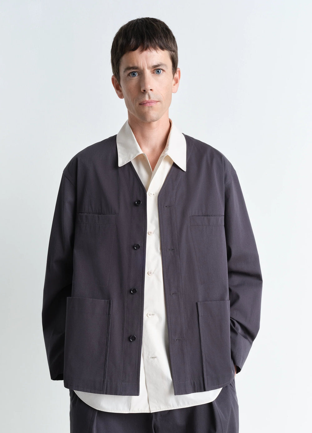 Collarless Overshirt in Compact Cotton Twill, model shot, Front view V-neck with pockets