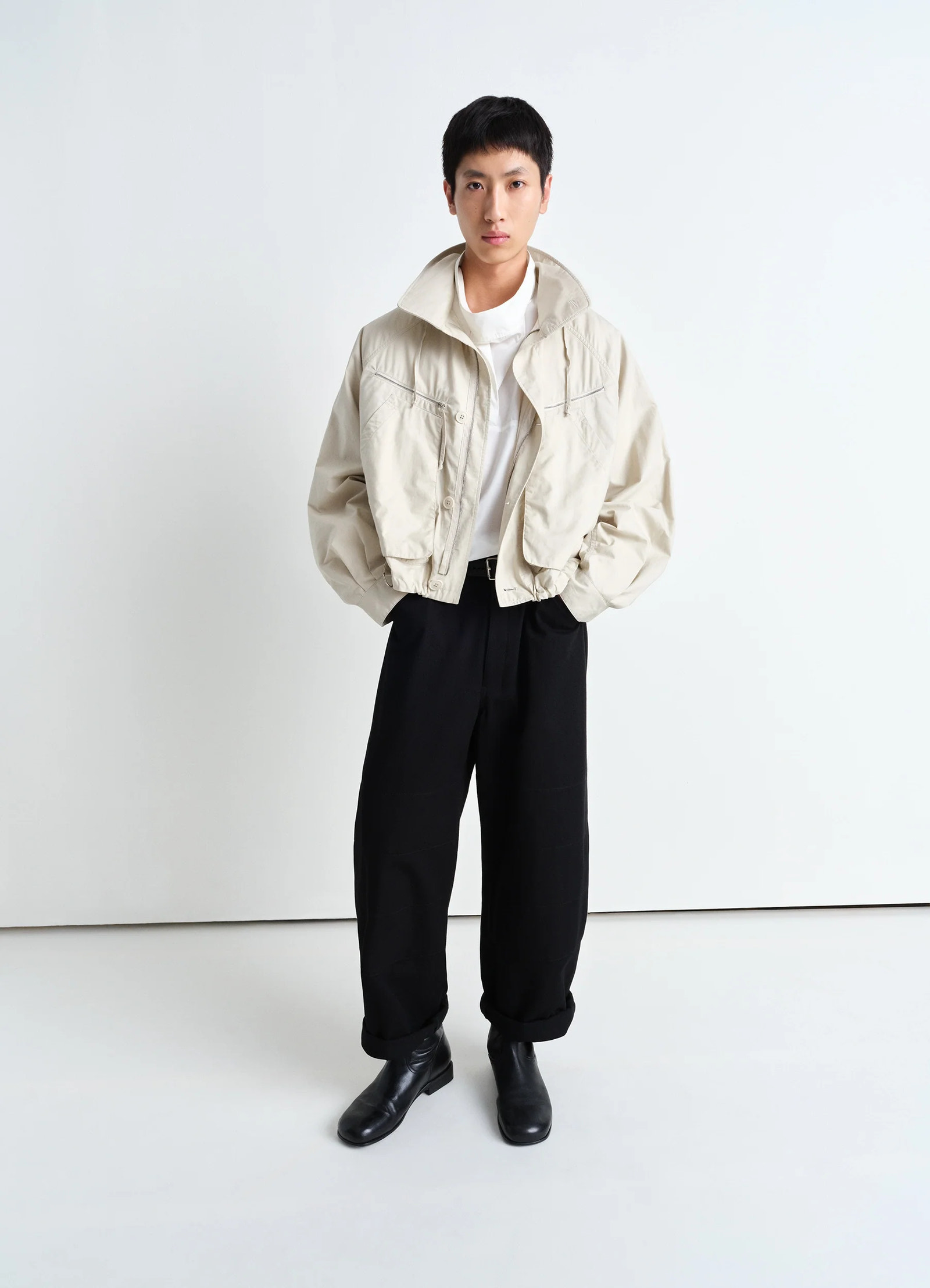 Parachute blouson in ventile® cotton, model shot, full body view elastic hem detail