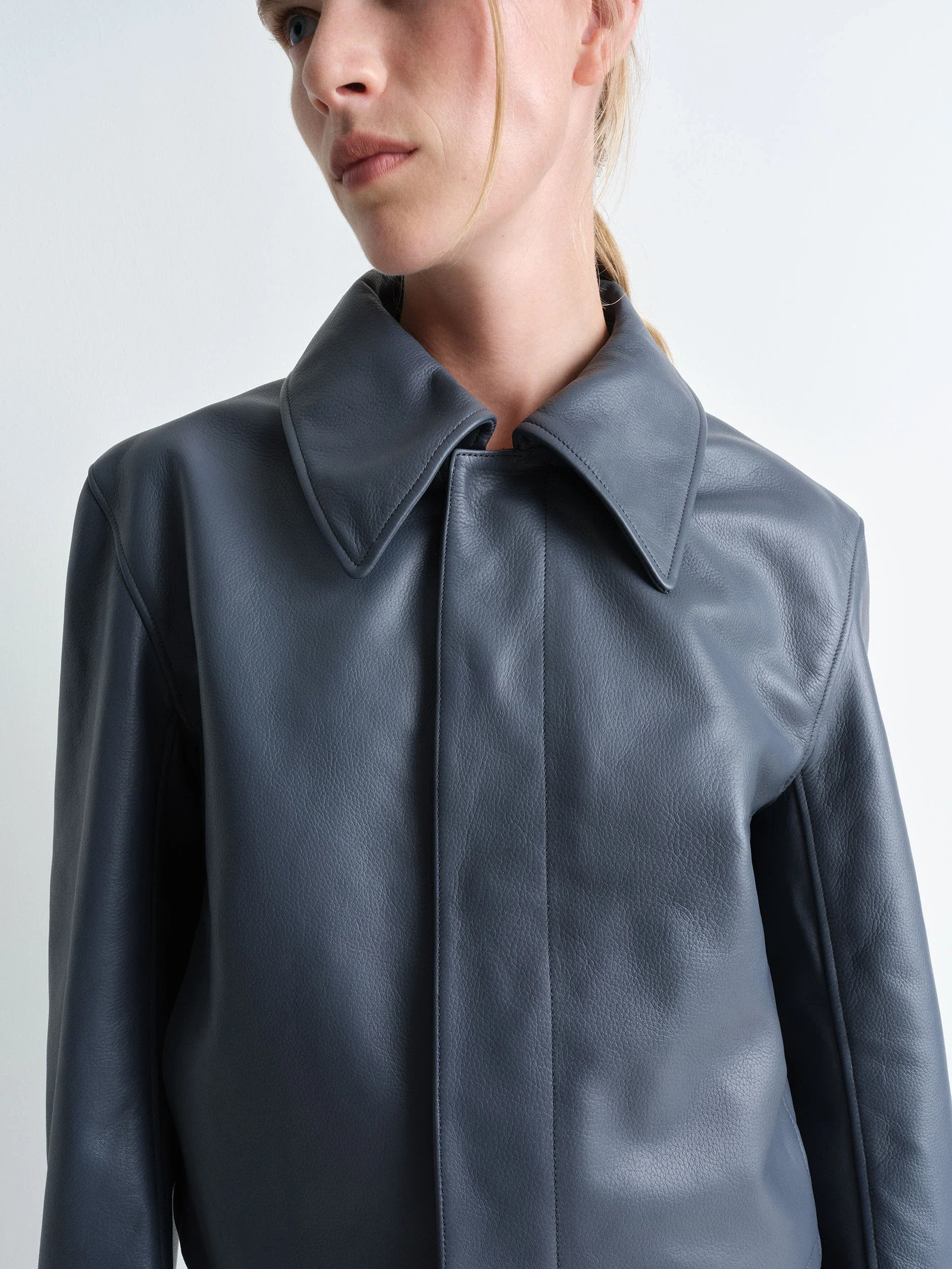 Boxy cropped jacket in heavy cow leather, model shot, close-up view structured collar detail