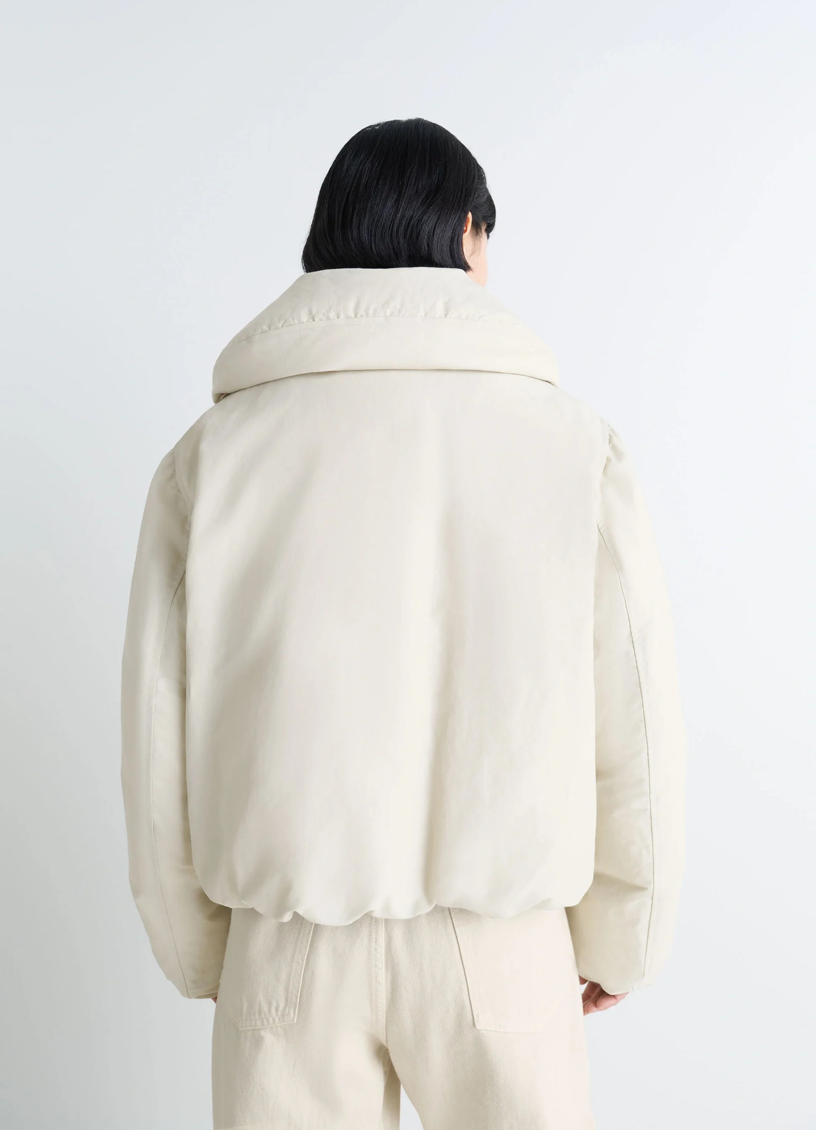 Short puffer blouson in linen cotton blend, model shot, back view elastic hem, minimal design
