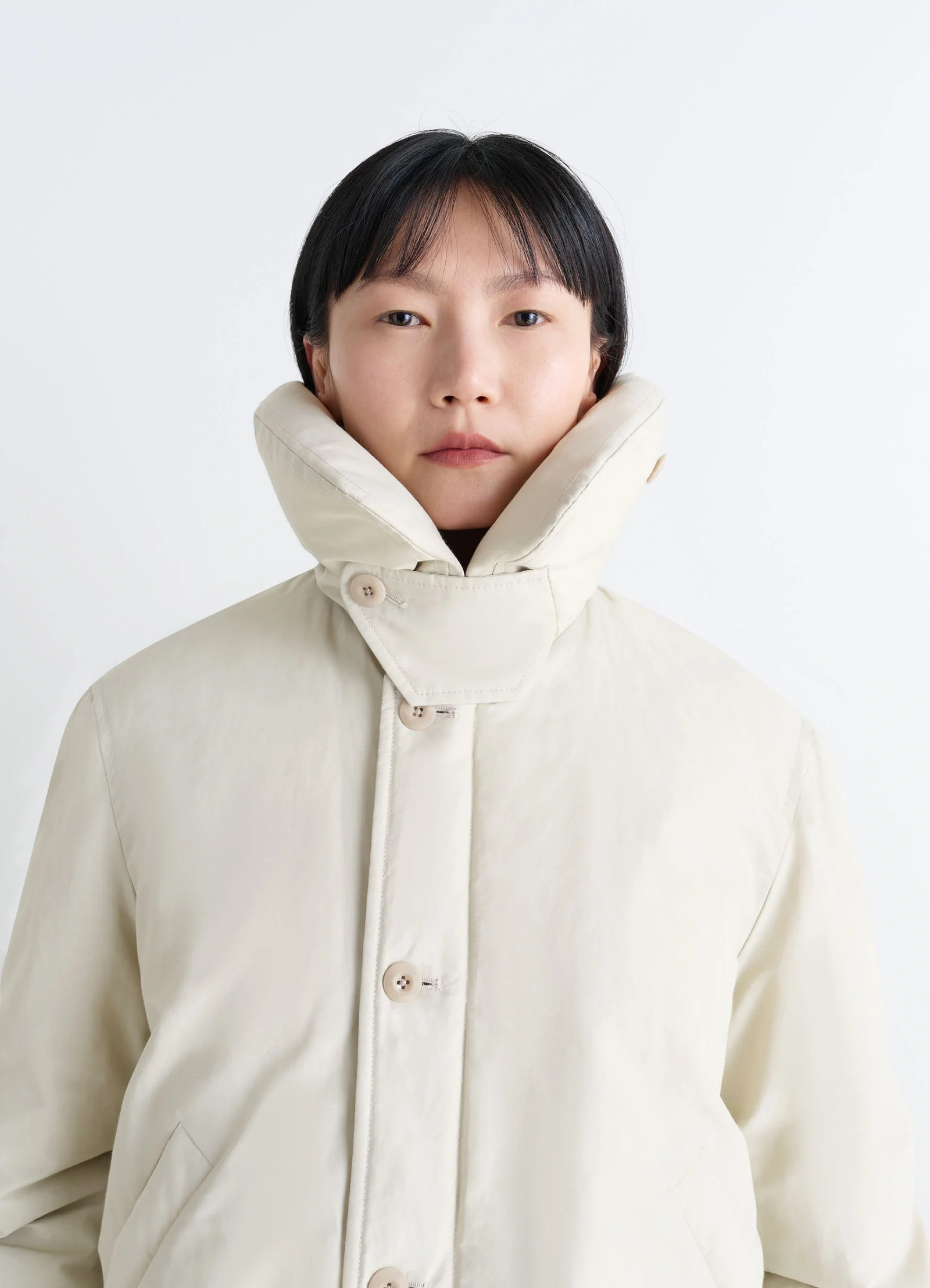 Short puffer blouson in linen cotton blend, model shot, close-up view large buttoned collar