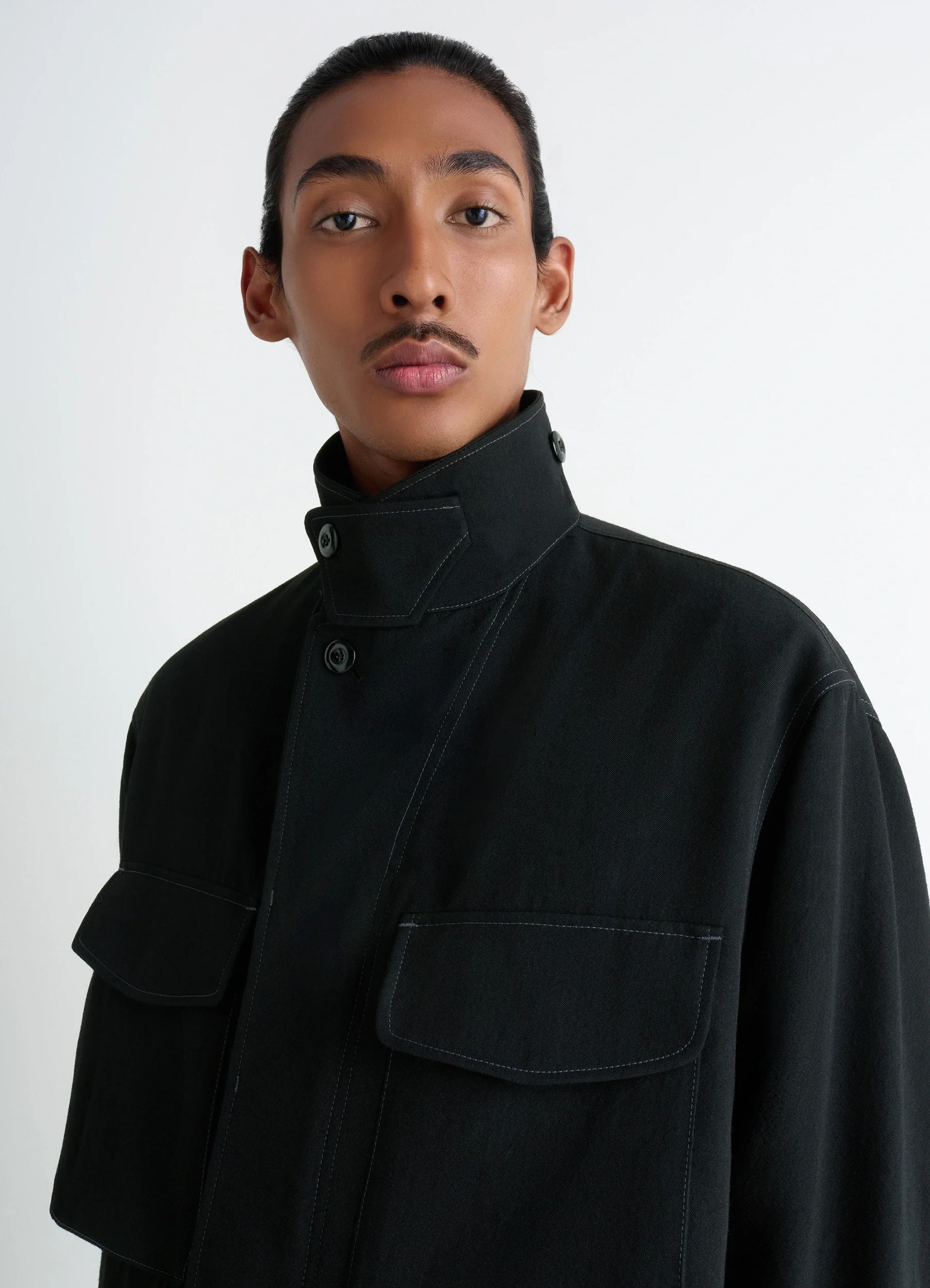 Soft field jacket in black wool twill, model shot, close-up high collar structured shoulder