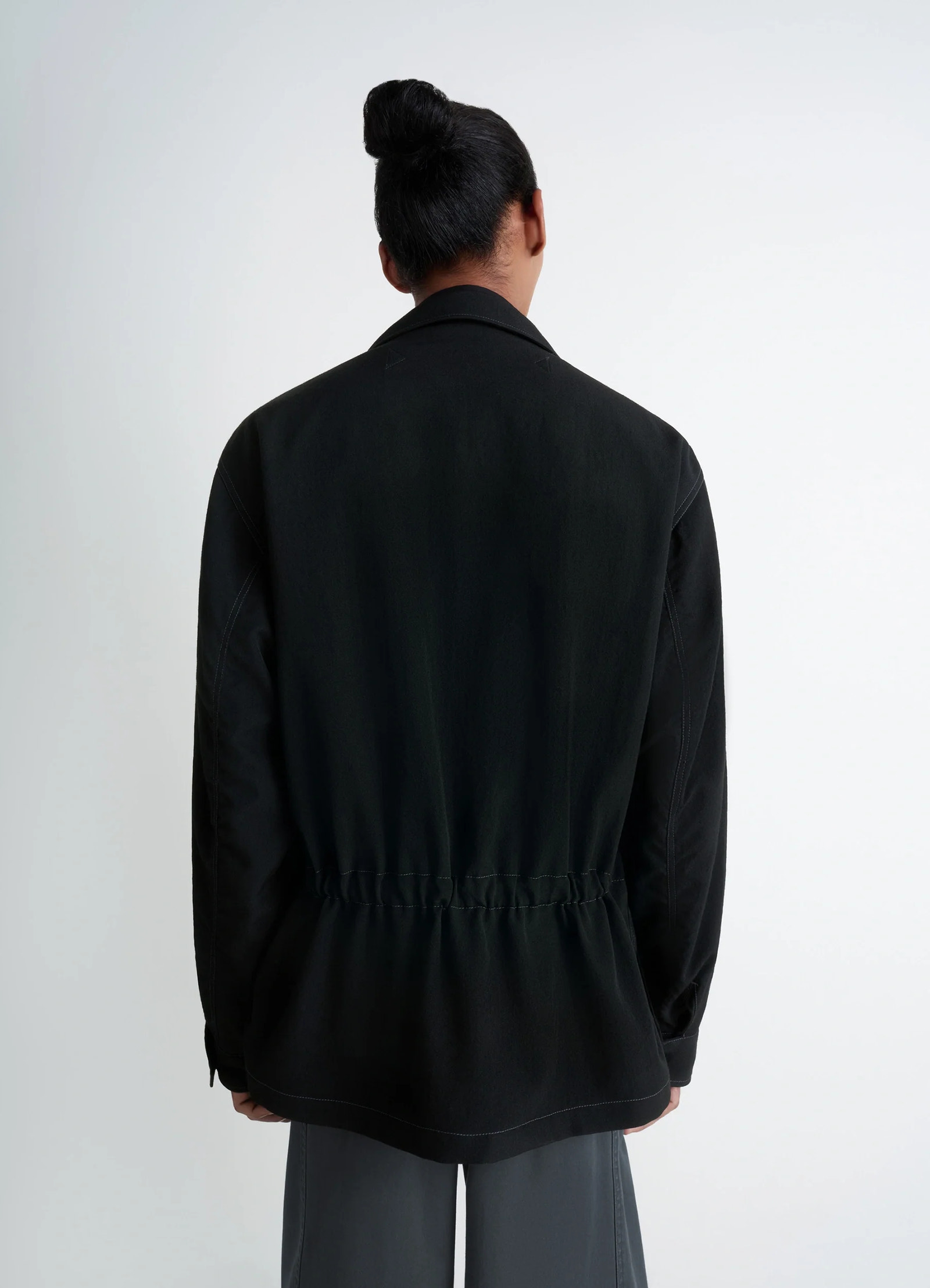 Soft field jacket in black wool twill, model shot, back view gathered waist