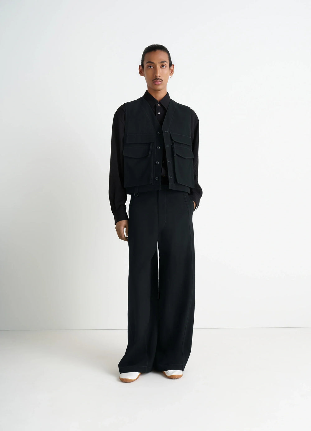 UTILITY GILET in light wool twill, model shot, front side view boxy fit, multiple pockets