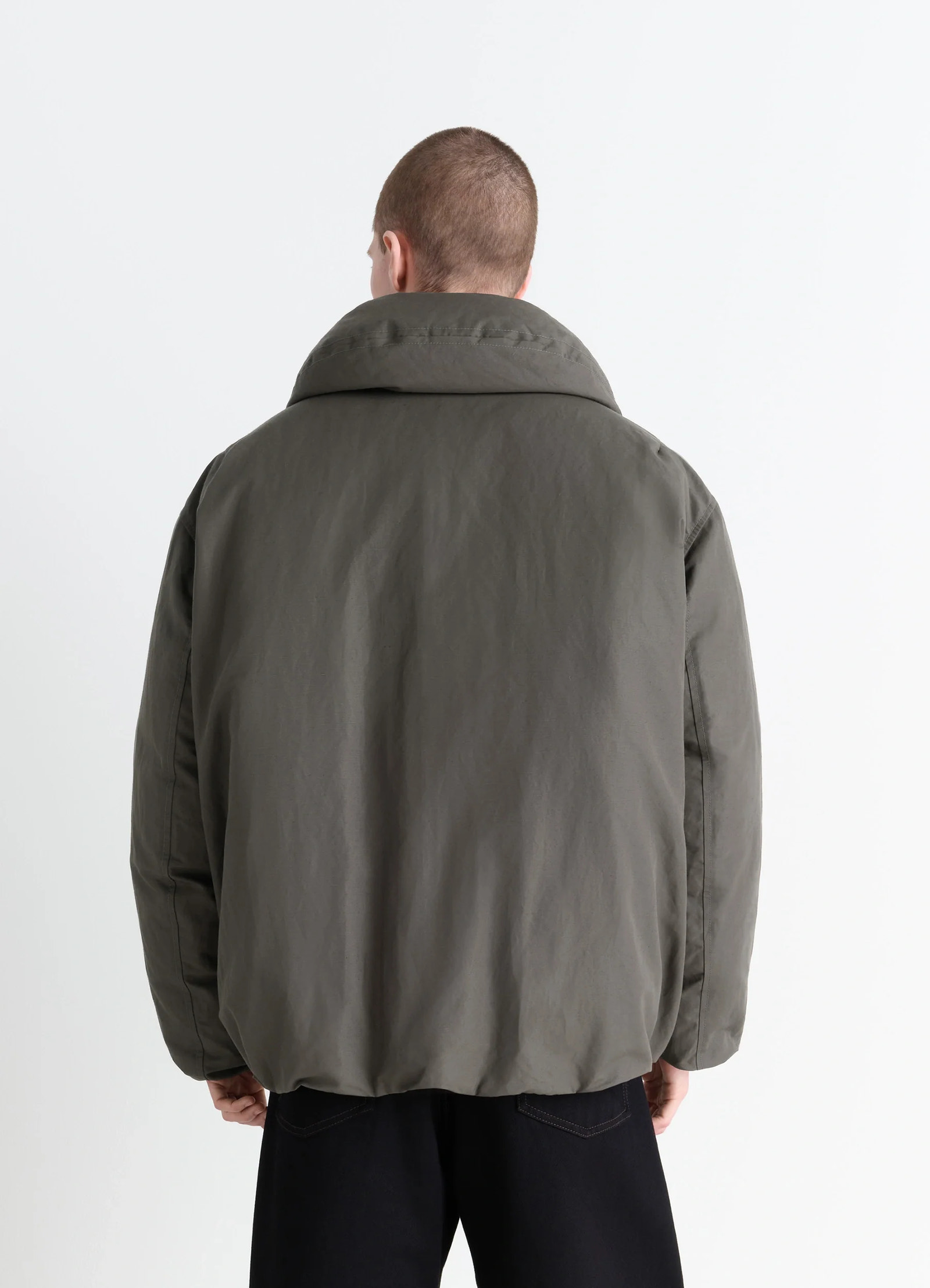Puffer blouson in olive linen cotton, model shot, back view broad collar design