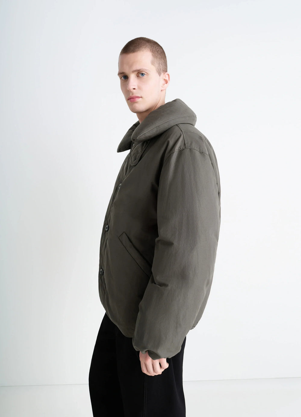 Puffer Blouson in Olive Linen Cotton, model shot, profile shot water-repellent fabric