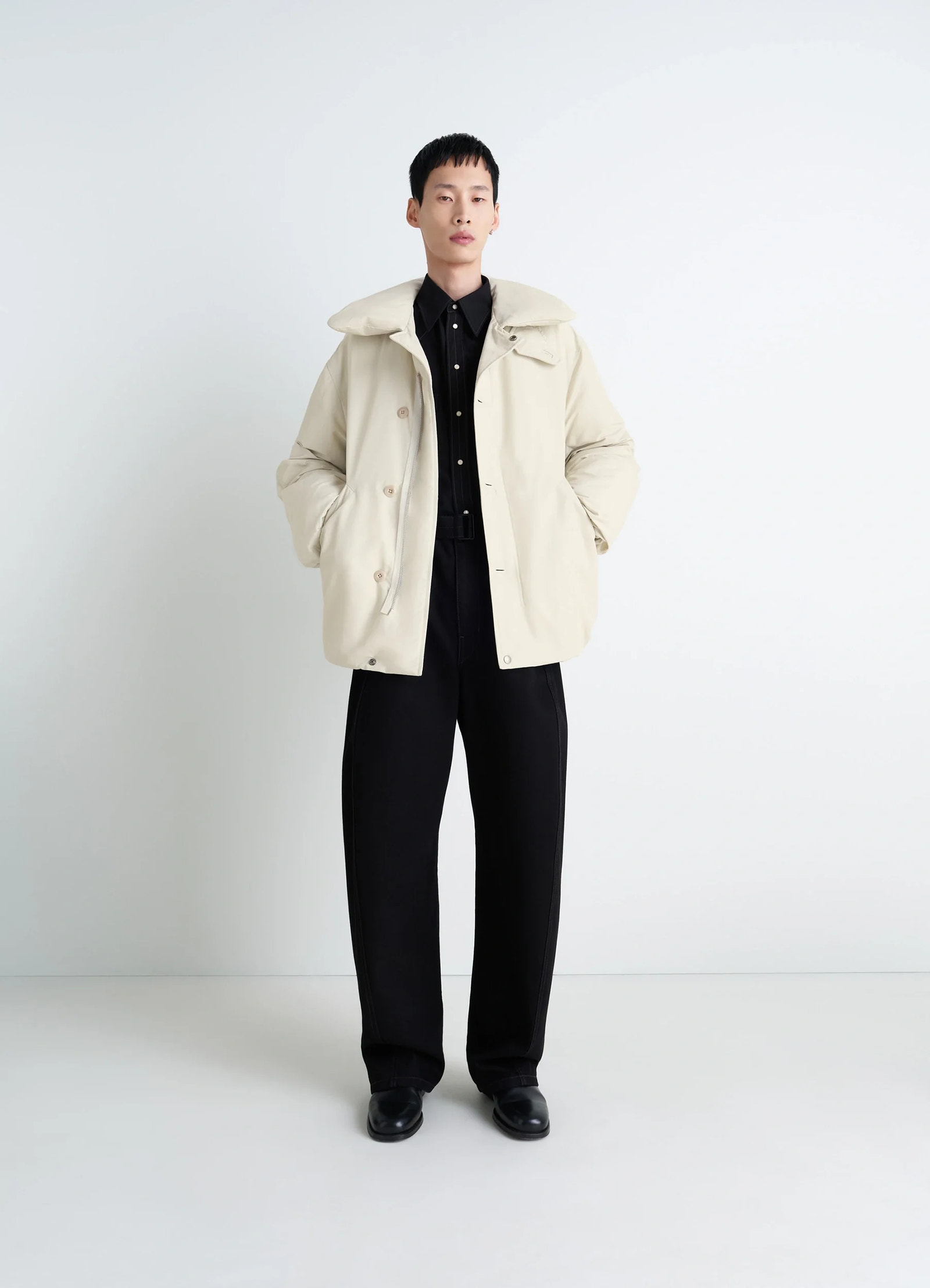 Puffer blouson in light beige linen cotton, model shot, three-quarter view buttoned front, pockets