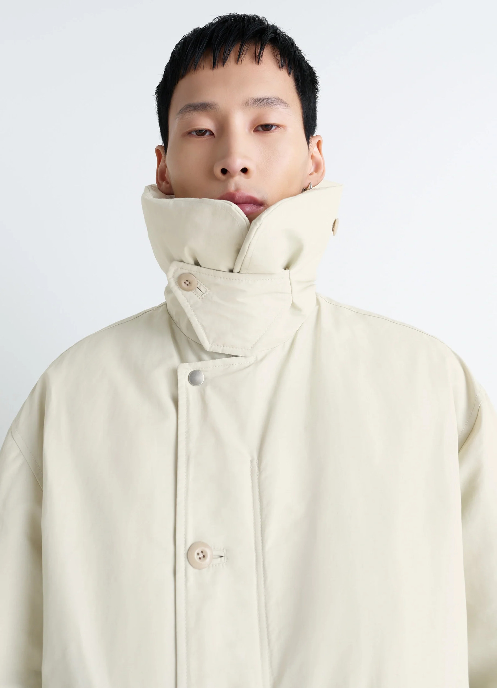 Puffer blouson in light beige linen cotton, model shot, close-up front tall collar detail