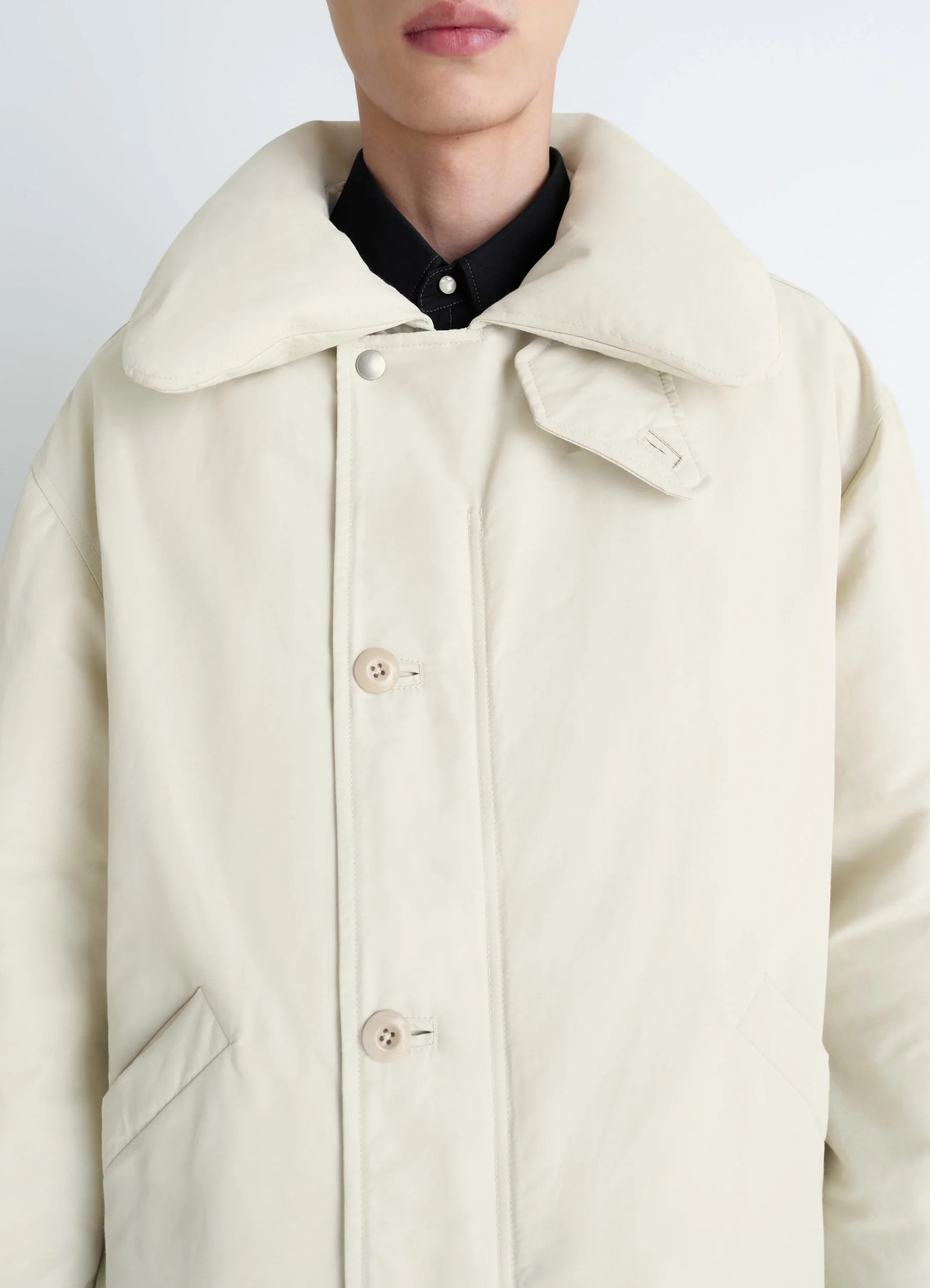 Puffer blouson in light beige linen cotton, model shot, close-up midsection oversized collar detail