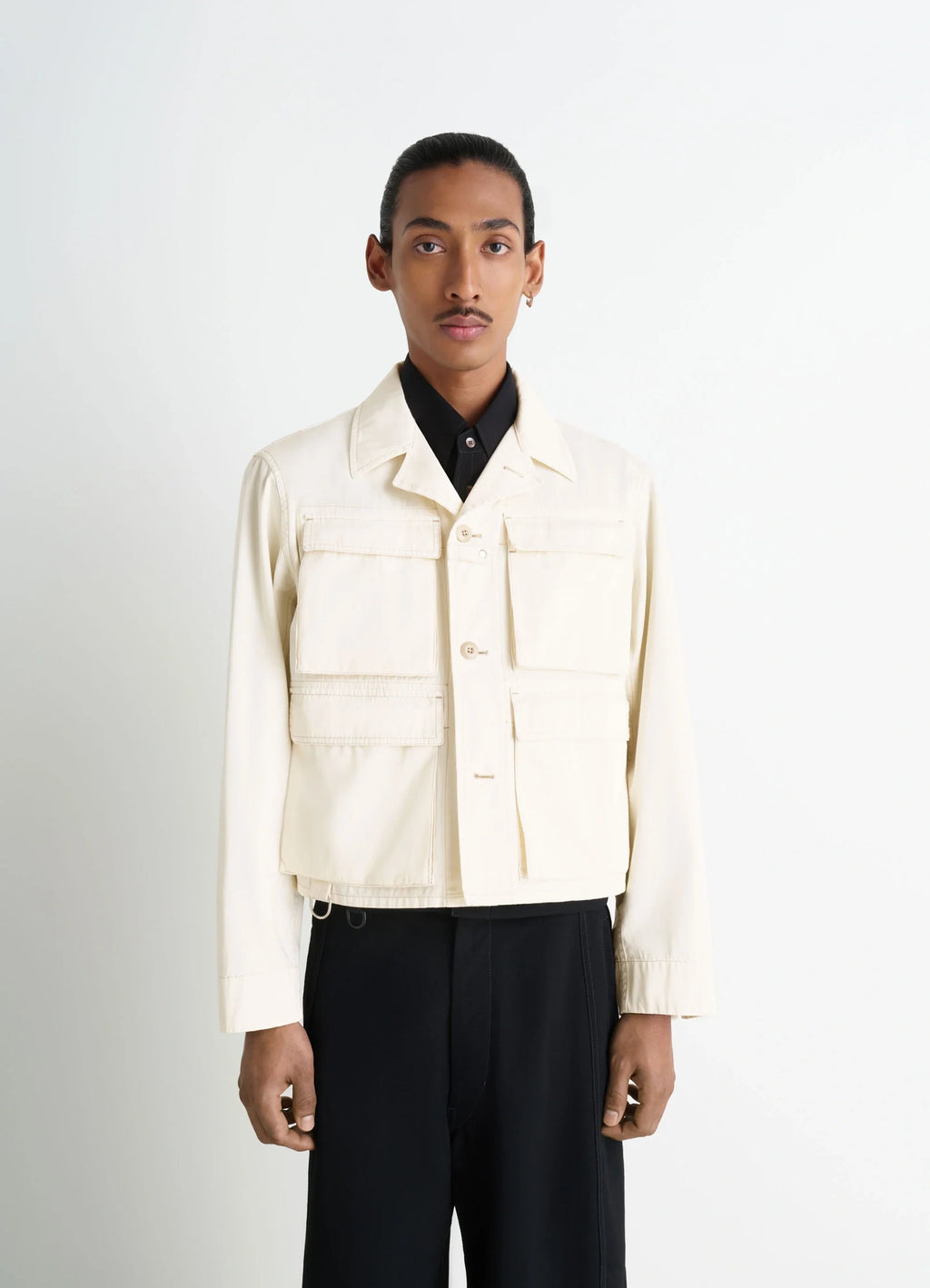 Short Utility Jacket in Compact Cotton Twill, model shot, Front view Gusseted pockets, relaxed fit