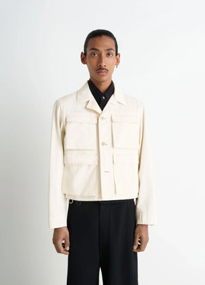 Short Utility Jacket in Compact Cotton Twill, model shot, Front view Gusseted pockets, relaxed fit