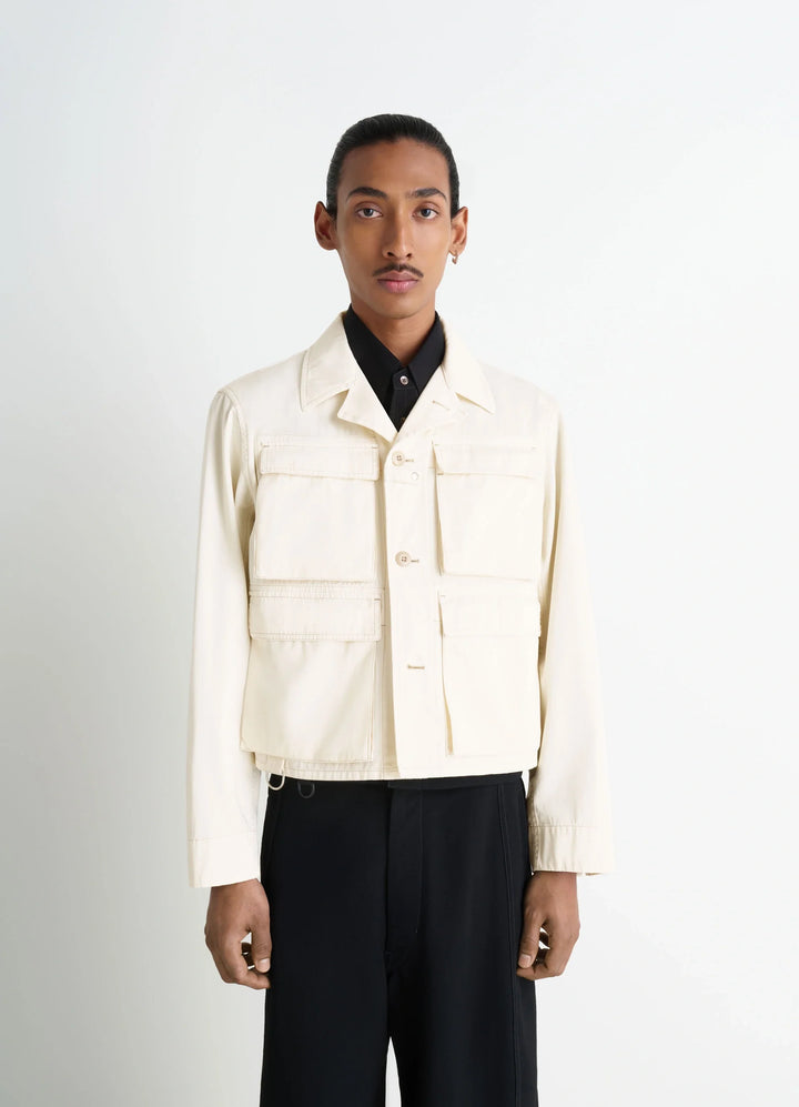 Short Utility Jacket in Compact Cotton Twill, model shot, Front view Gusseted pockets, relaxed fit