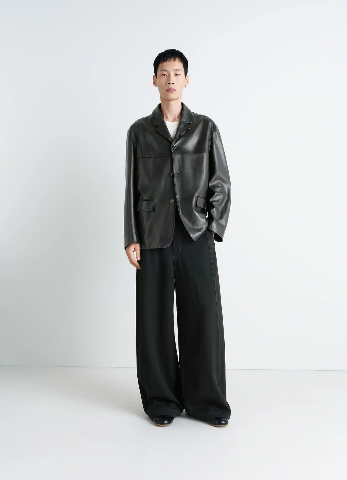 Leather single breasted jacket in nappa lamb leather, model shot, full-body view loose fit