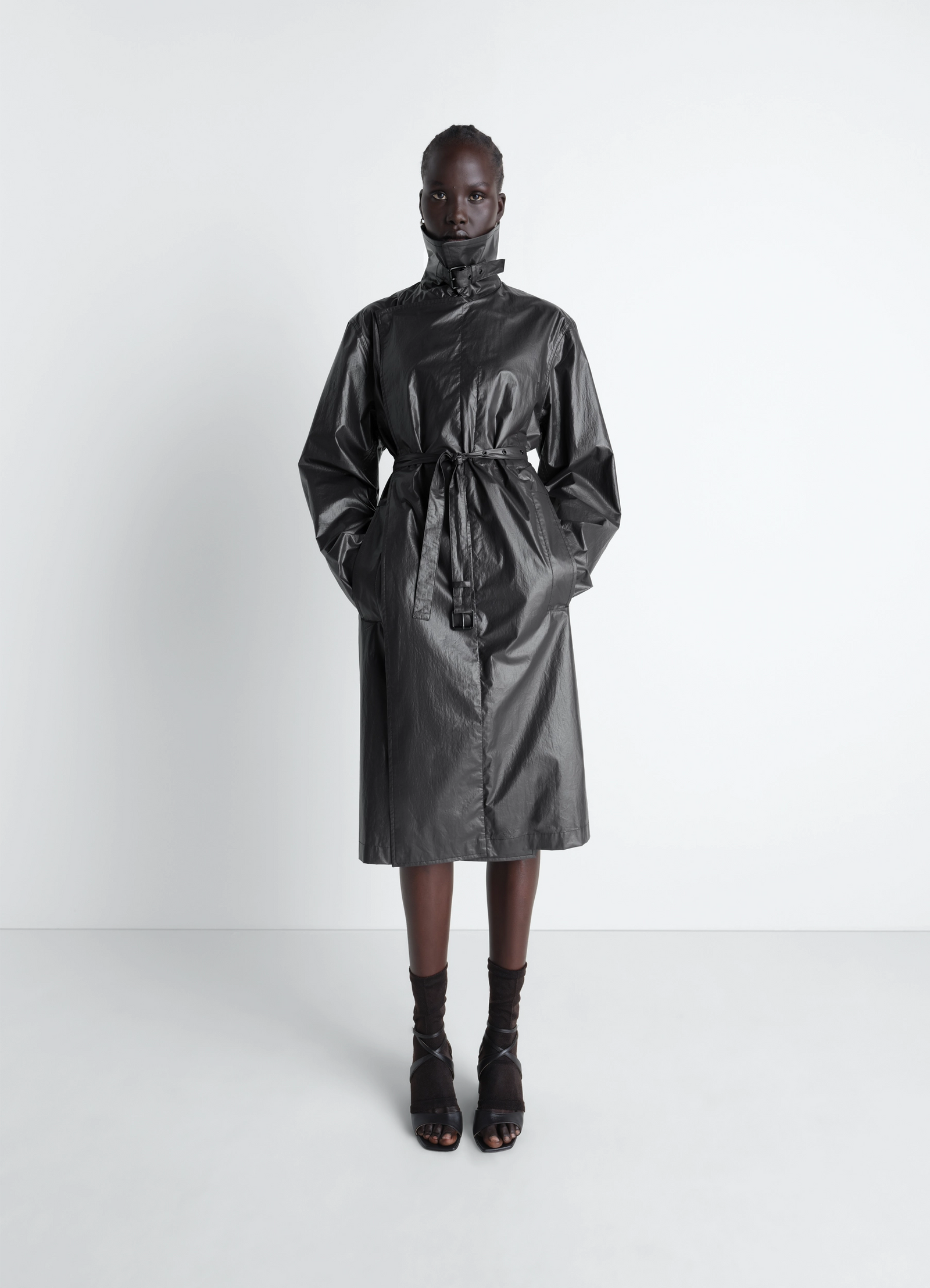 Light wrap coat in light coated cotton, model shot, full body view gathered waist