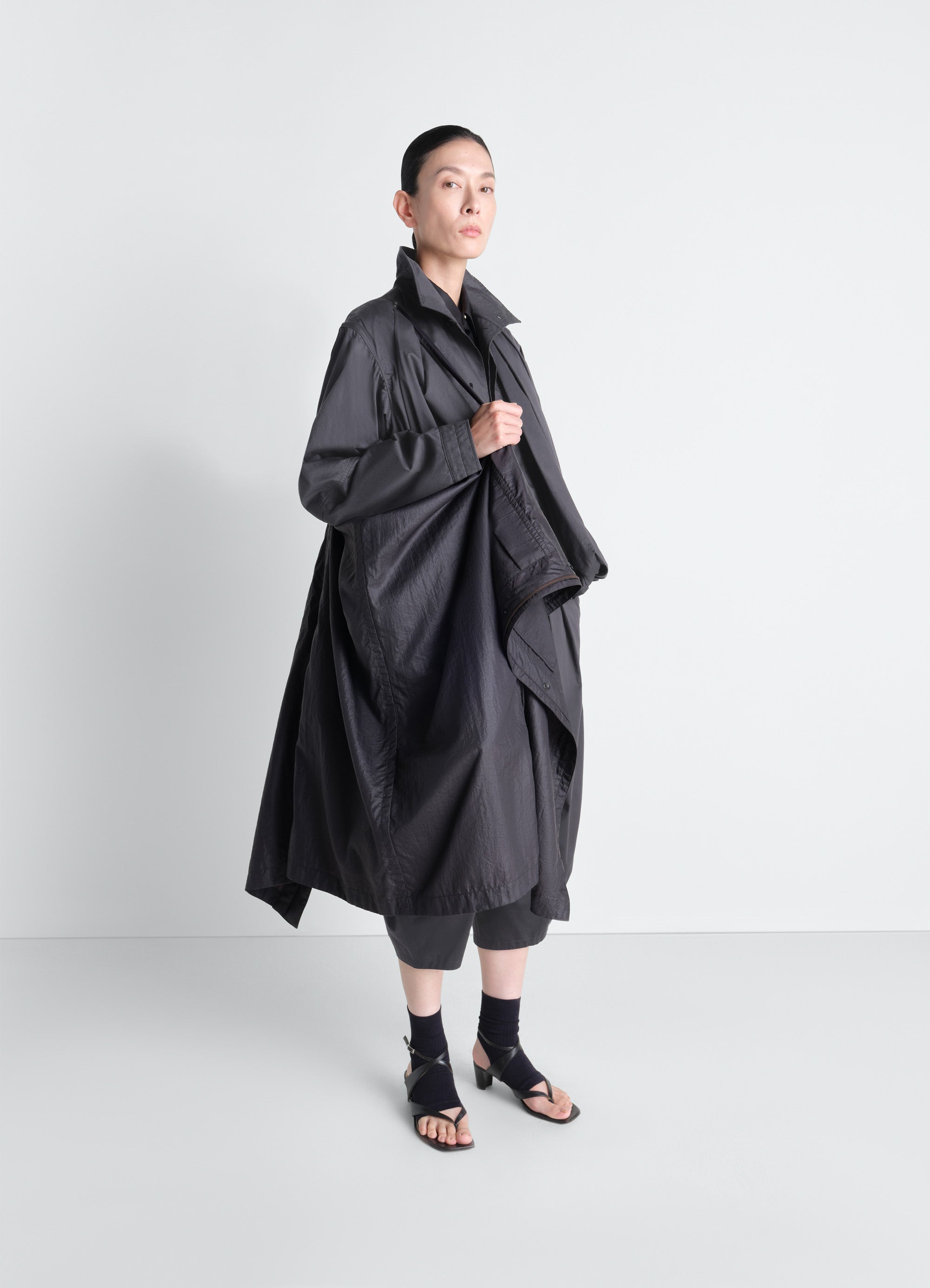 HOODED RAINCOAT IN LIGHT NYLON - Ash Black - Water Repellent Light
