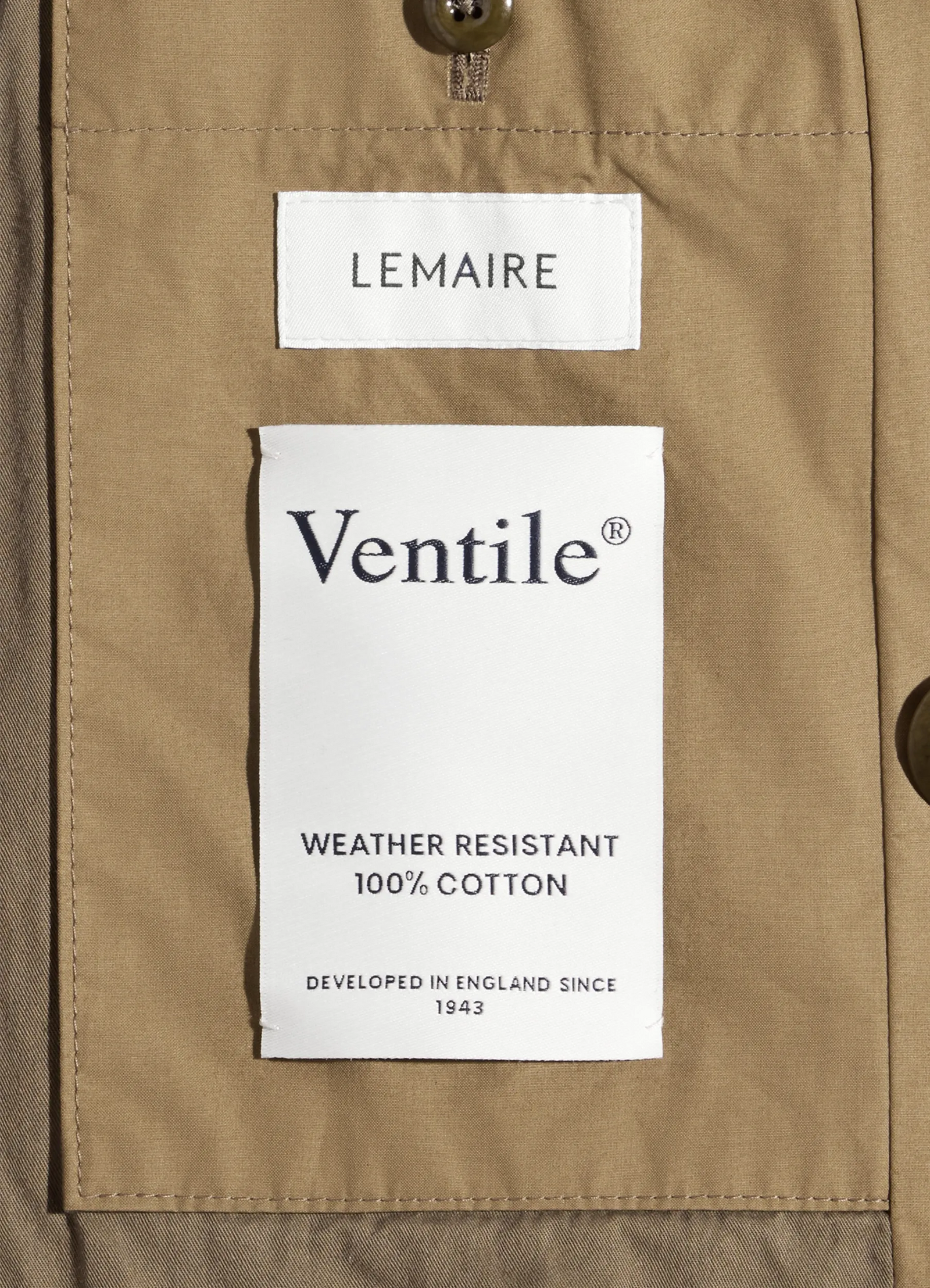 Cropped trench in ventile® cotton, product shot, label close-up view label and stitching