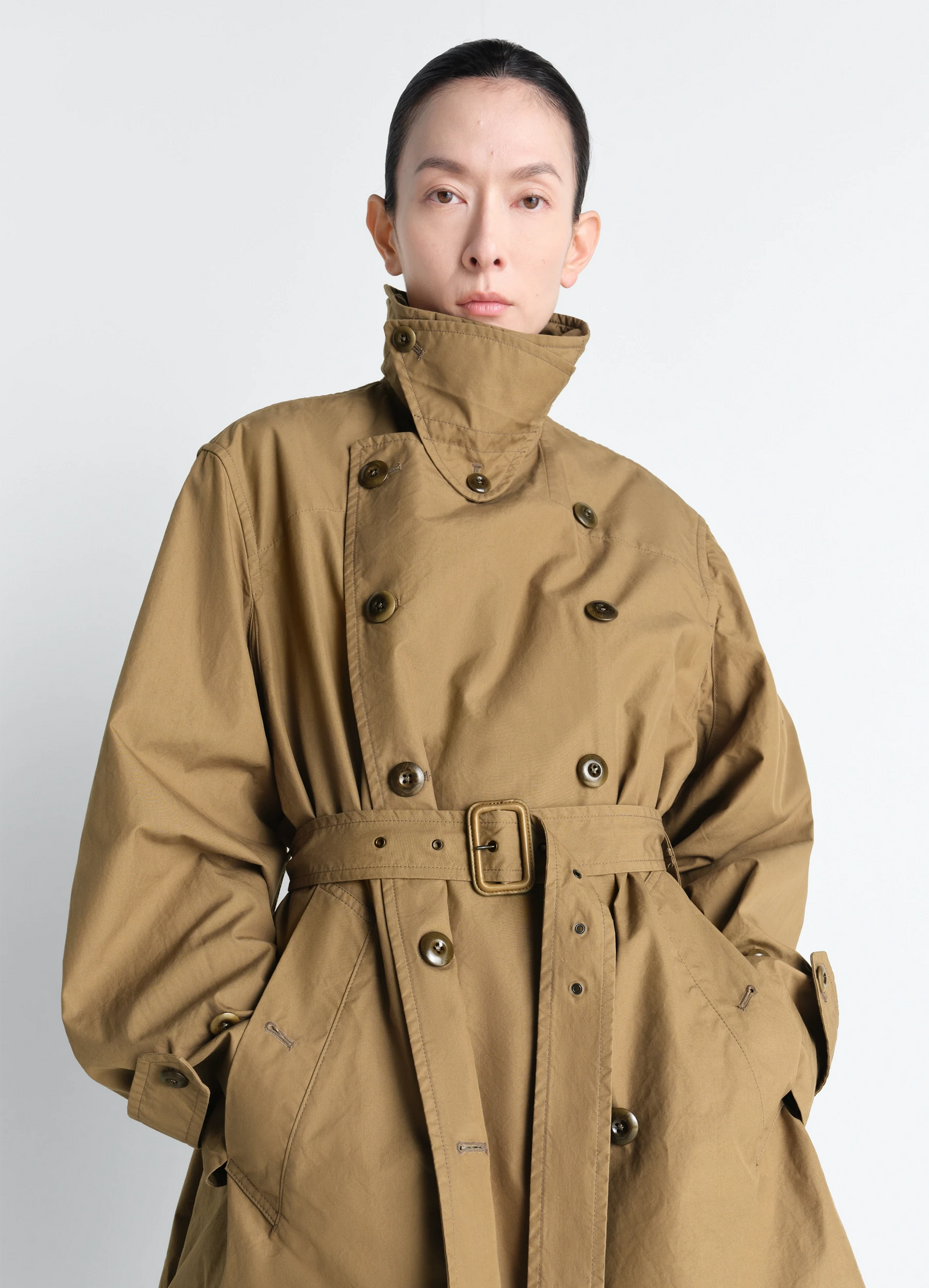 Cropped trench in ventile® cotton, model shot, three-quarter view high collar