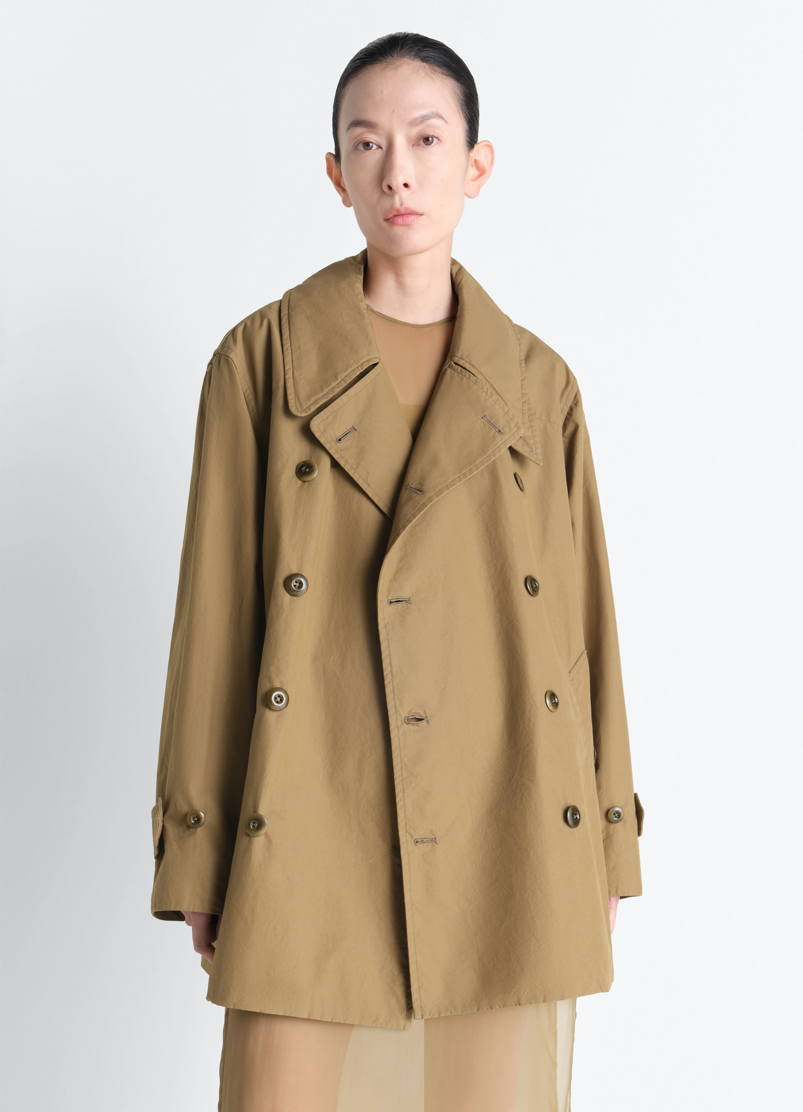 Cropped trench in ventile® cotton, model shot, close-up view wide lapels, buttoned
