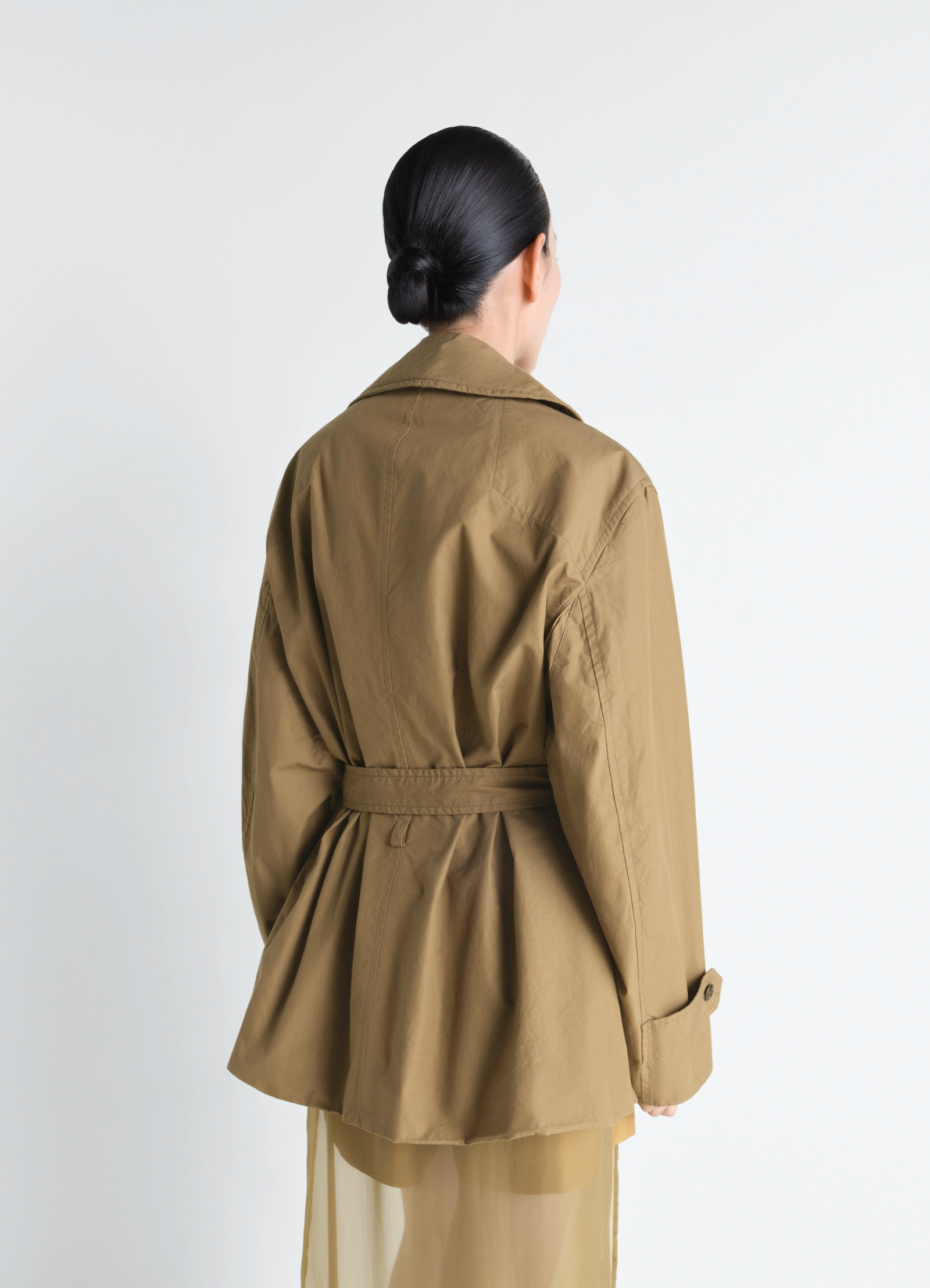 Cropped trench in ventile® cotton, model shot, back view pleated back