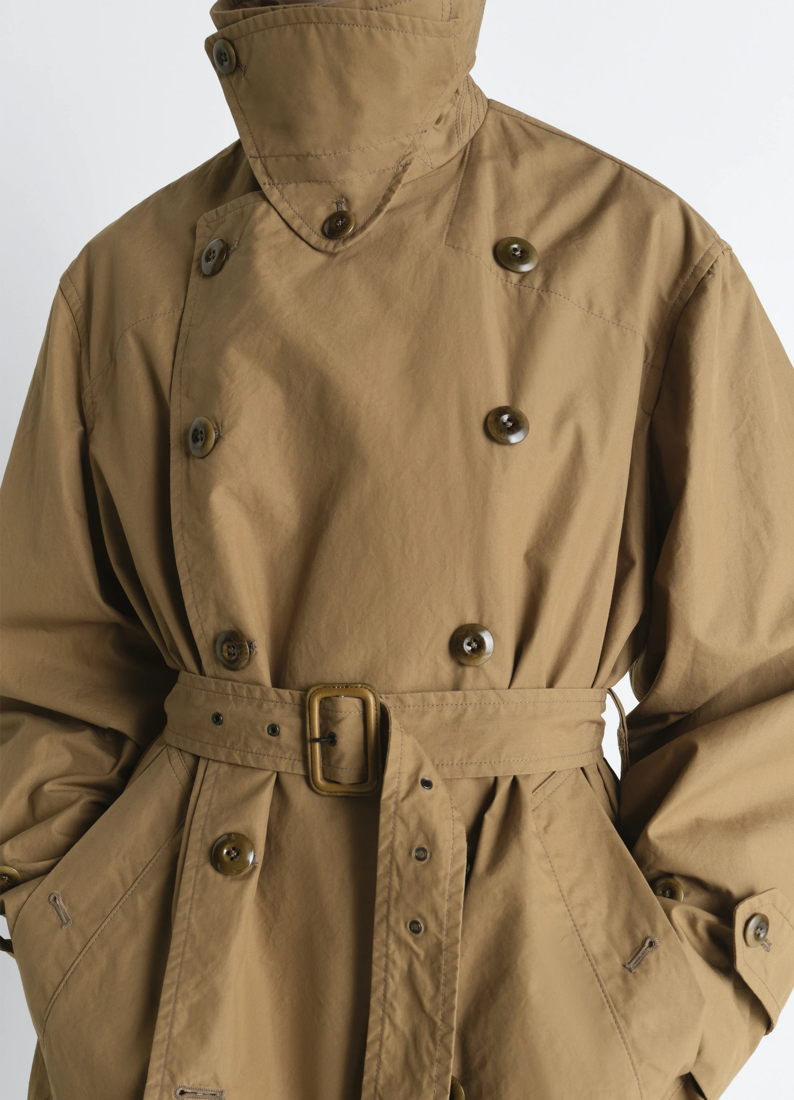 Cropped trench in ventile® cotton, model shot, close detail view double-breasted, cinched waist