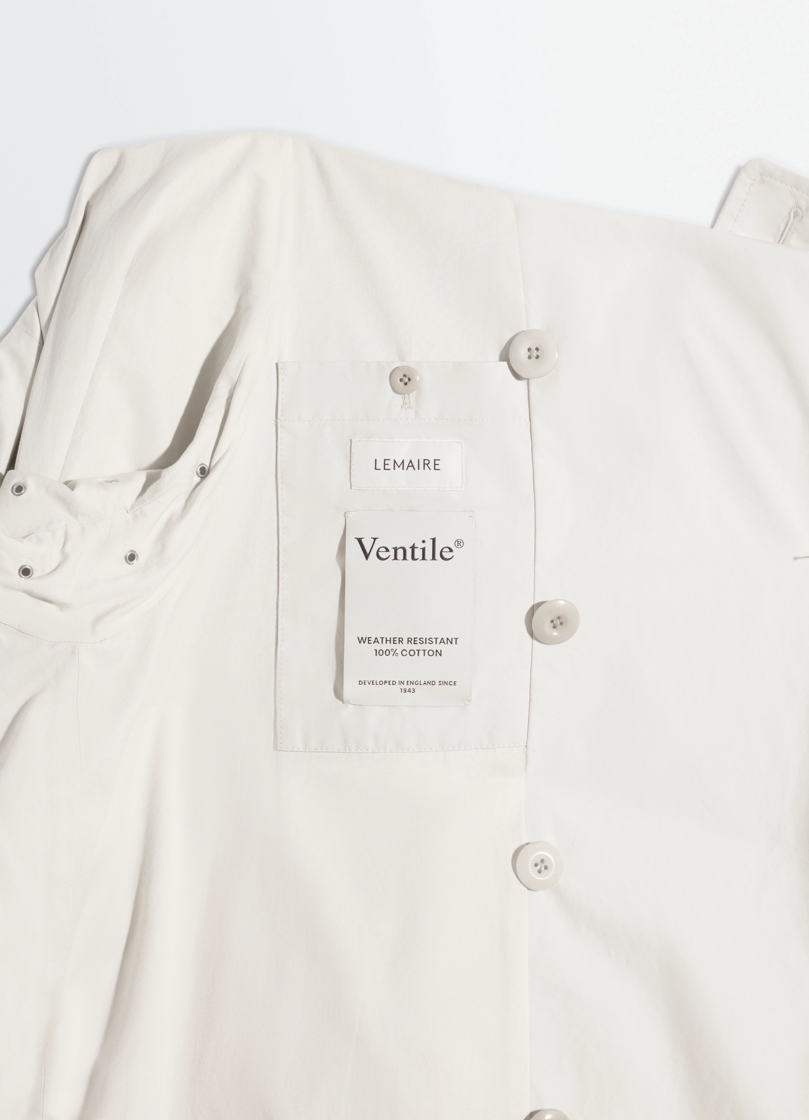 Cropped trench in ventile® cotton in water-repellent ventile® cotton, product shot, inner label detail s button texture and l