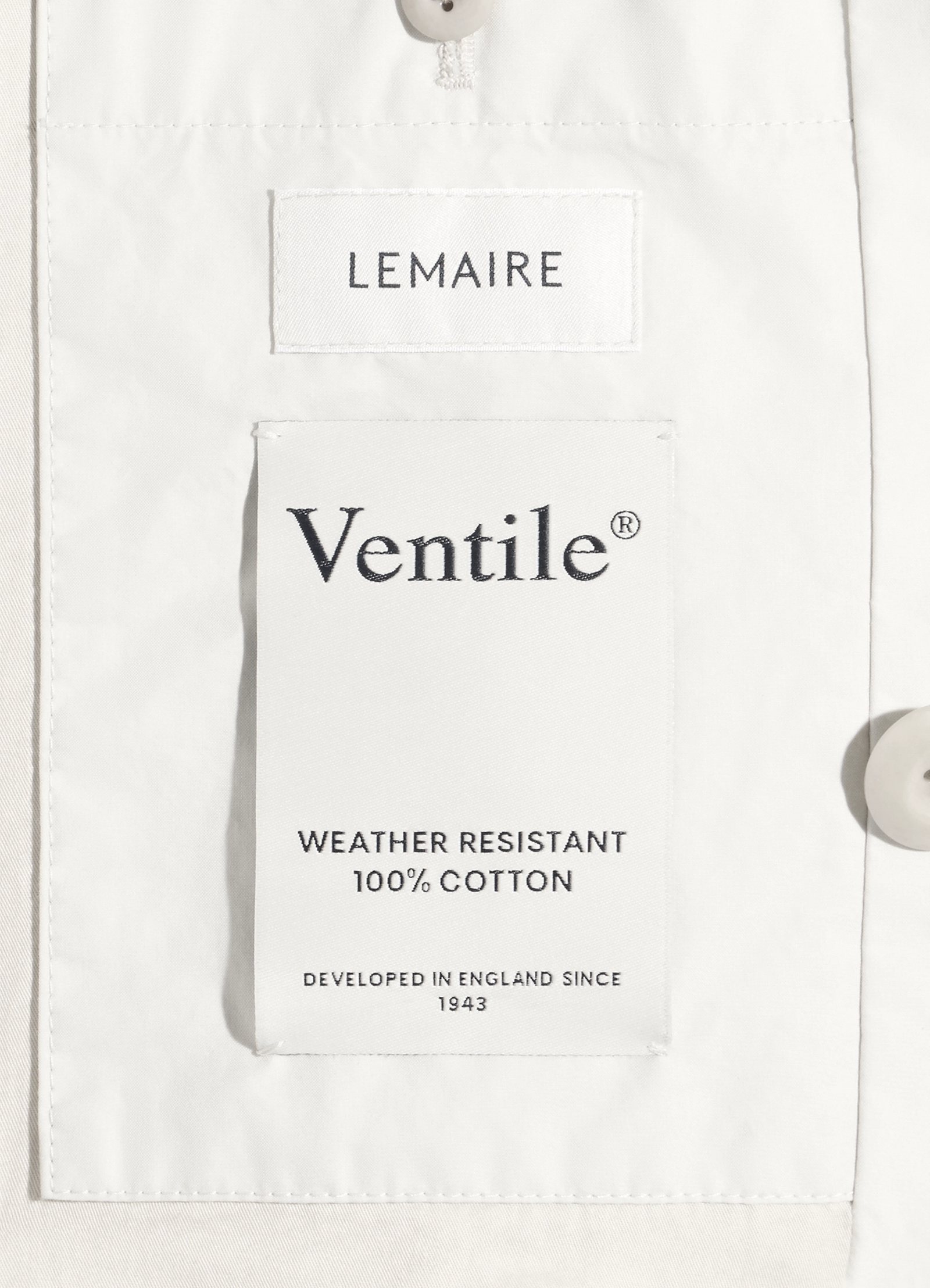Cropped trench in ventile® cotton in water-repellent ventile® cotton, product shot, label close-up button detail visible