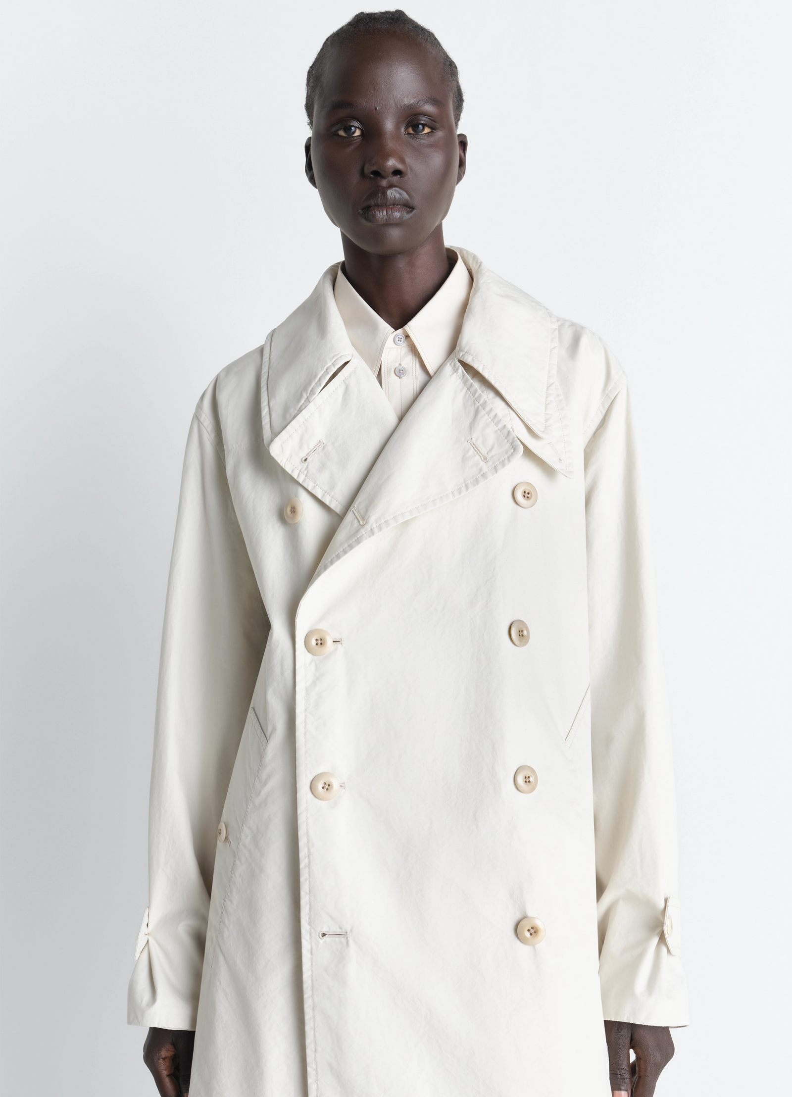 Cropped trench in ventile® cotton in water-repellent ventile® cotton, model shot, 3/4 front view oversized collar detail