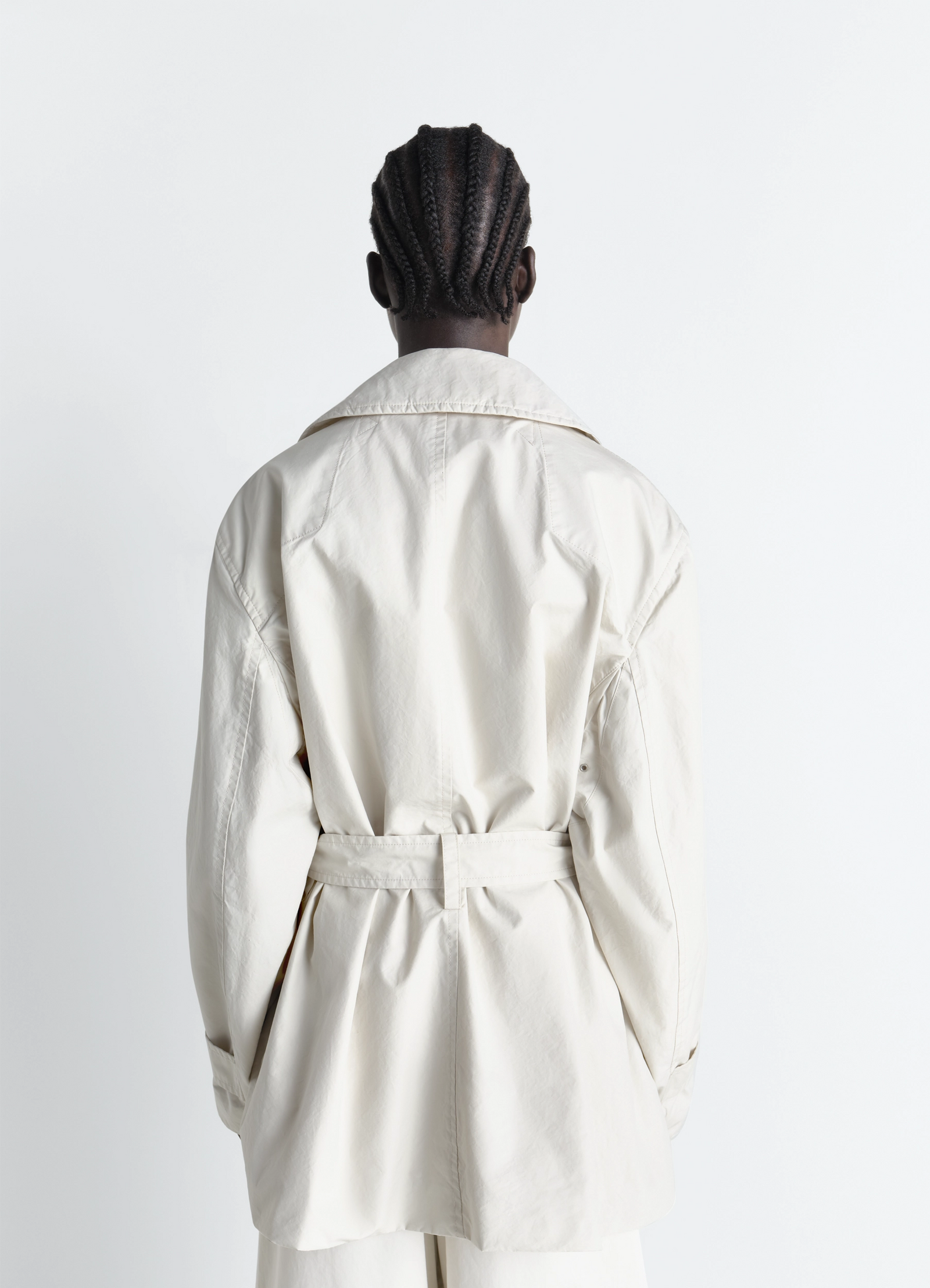 Cropped trench in ventile® cotton in water-repellent ventile® cotton, model shot, back view belted back silhouette