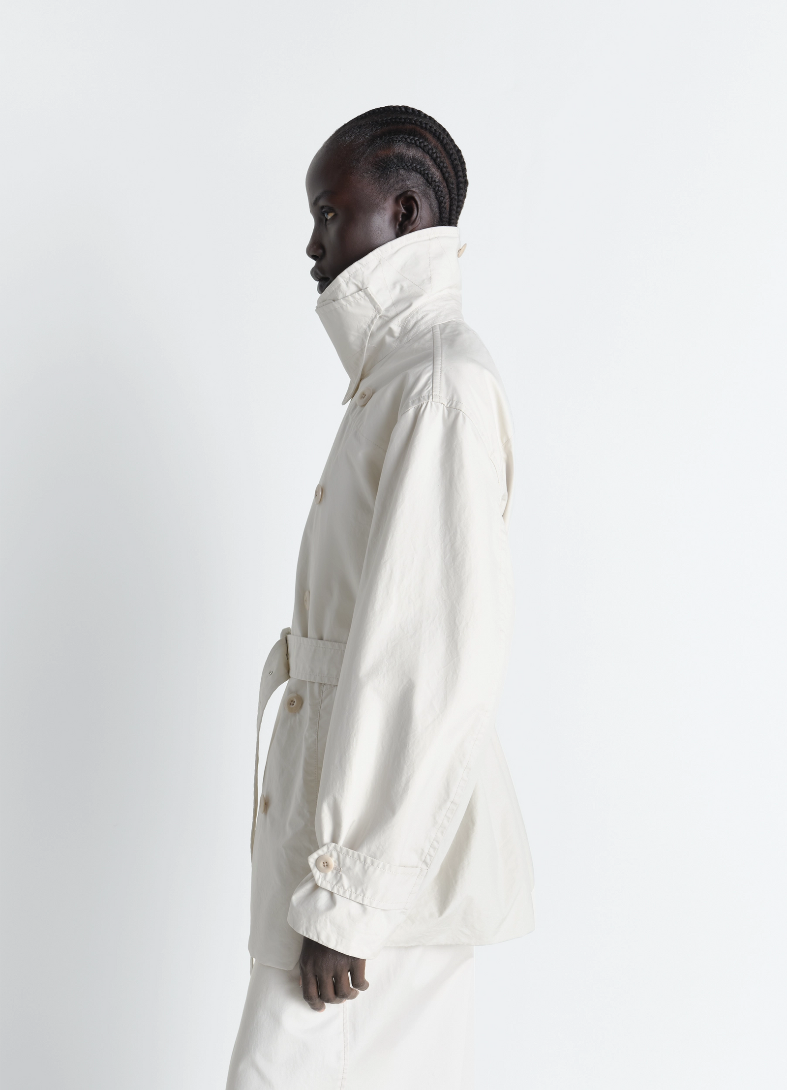 Cropped trench in ventile® cotton in water-repellent ventile® cotton, model shot, side view high collar belted silhouette