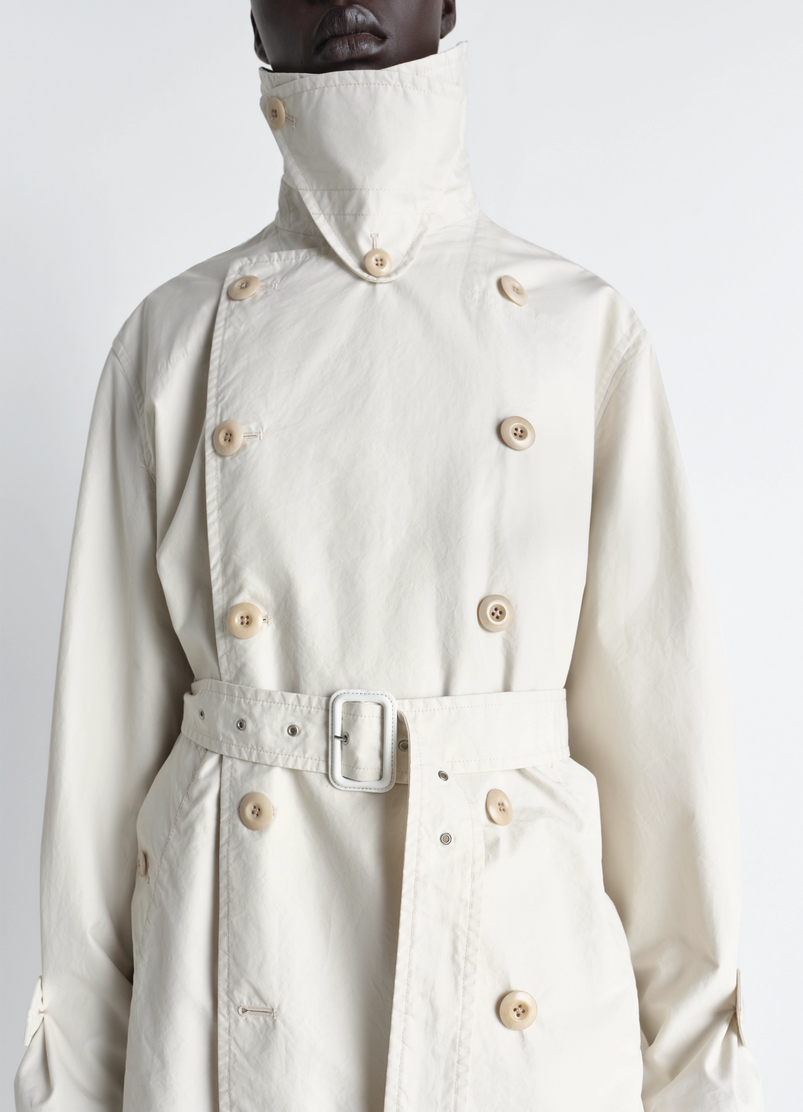Cropped trench in ventile® cotton in water-repellent ventile® cotton, model shot, close-up view high collar button detail
