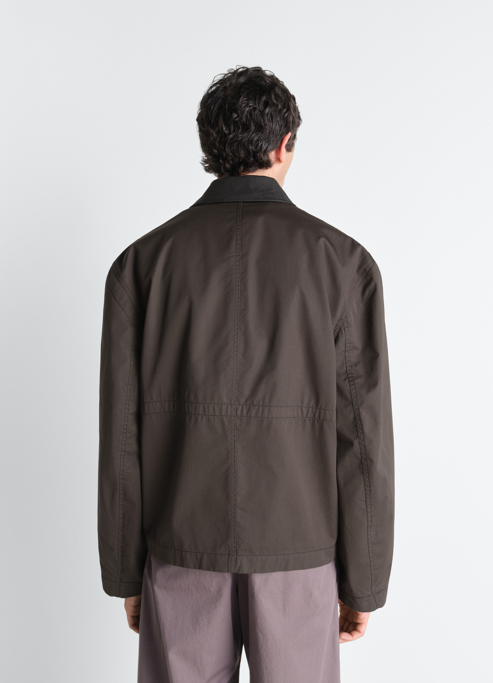 Leather collar blouson in cotton twill, model shot, back view straight hem, rear seam