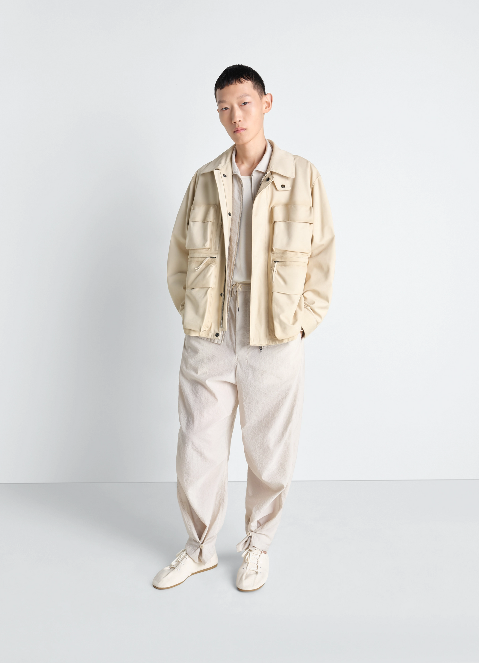 Reporter jacket in nubuck, model shot, three-quarter view straight fit sleeve