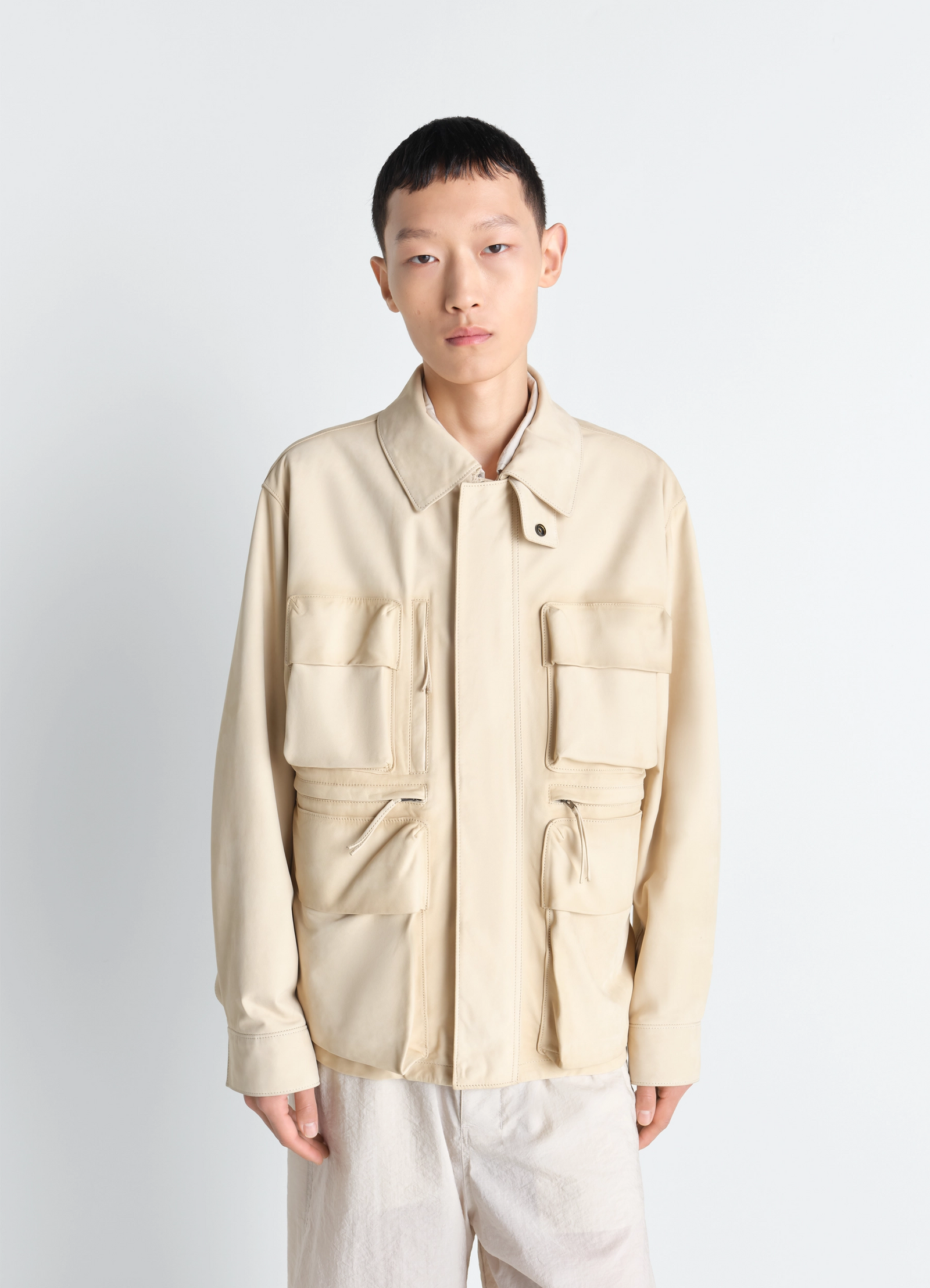 Reporter jacket in nubuck, model shot, front view multiple pockets