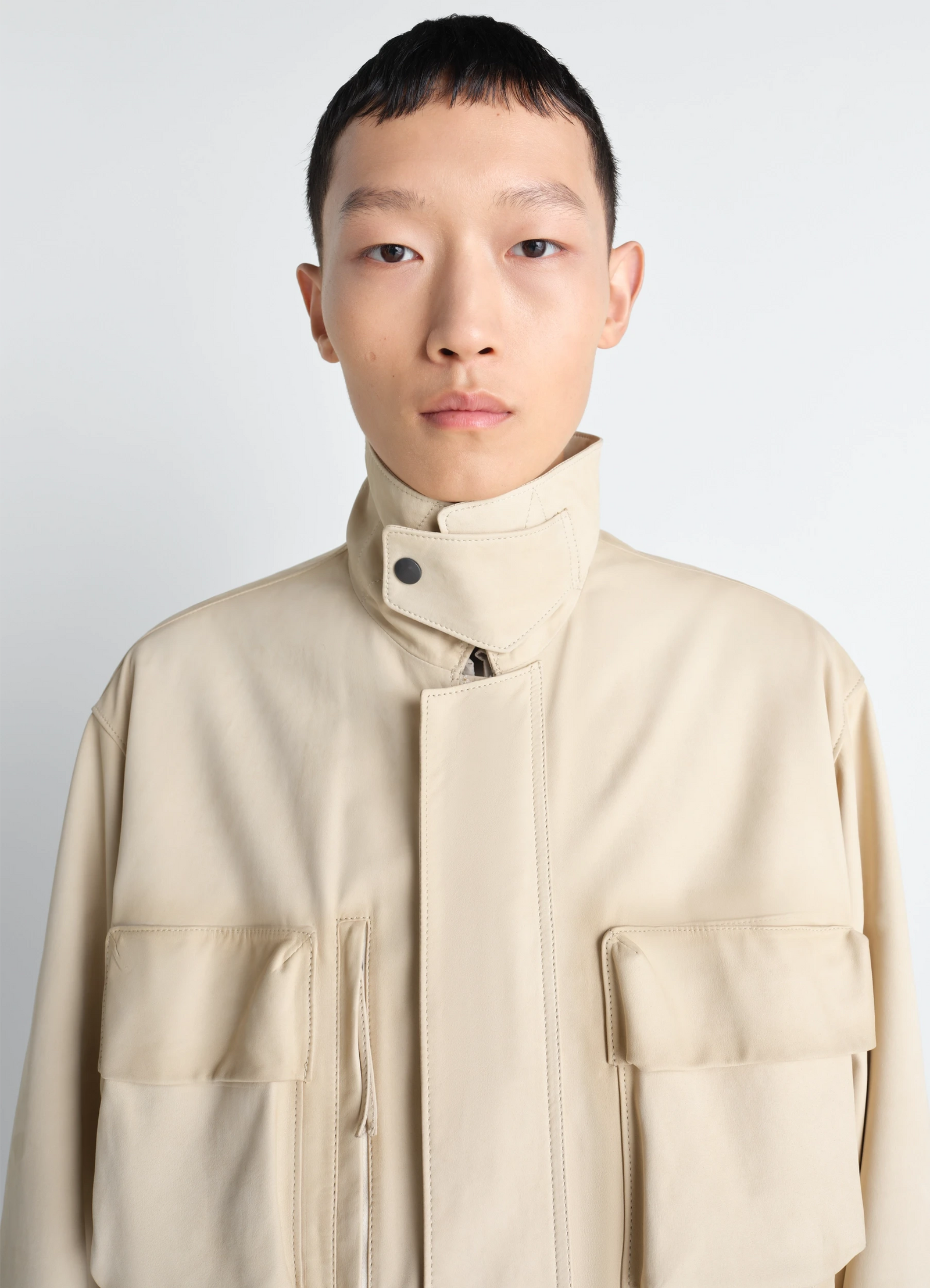 Reporter jacket in nubuck, model shot, close-up front high collar detail
