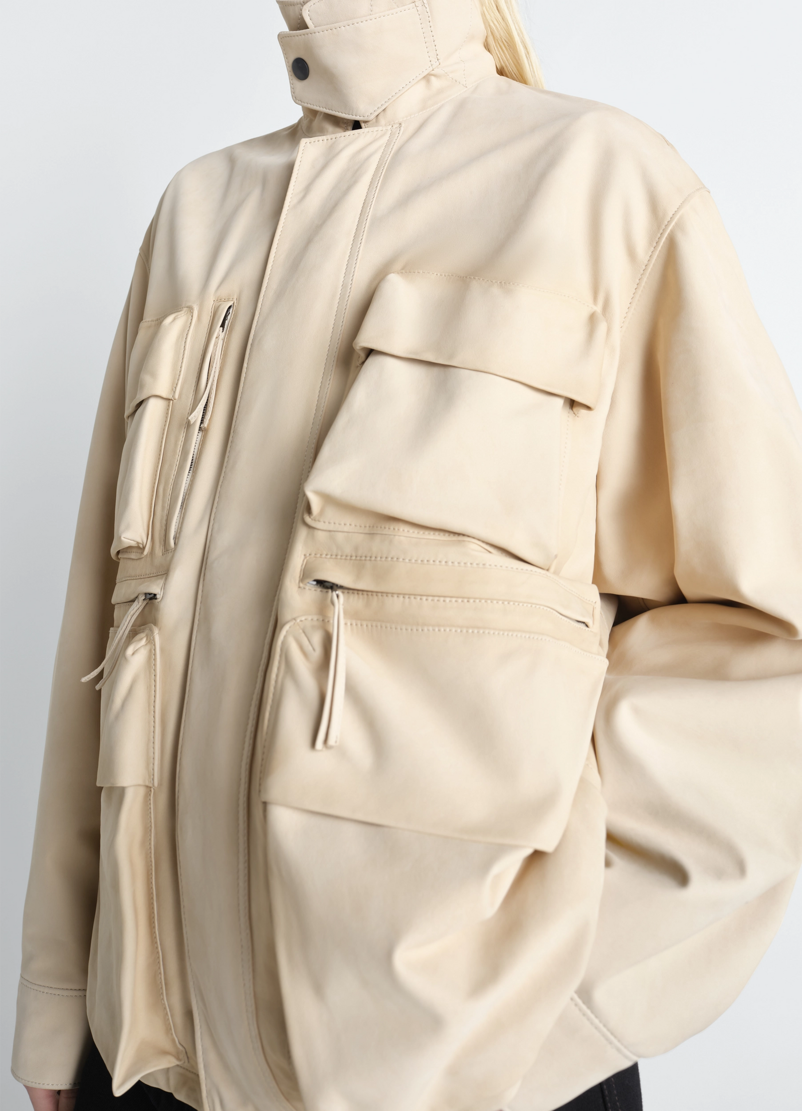 Reporter jacket in nubuck, model shot, close-up side detail high collar with snap button