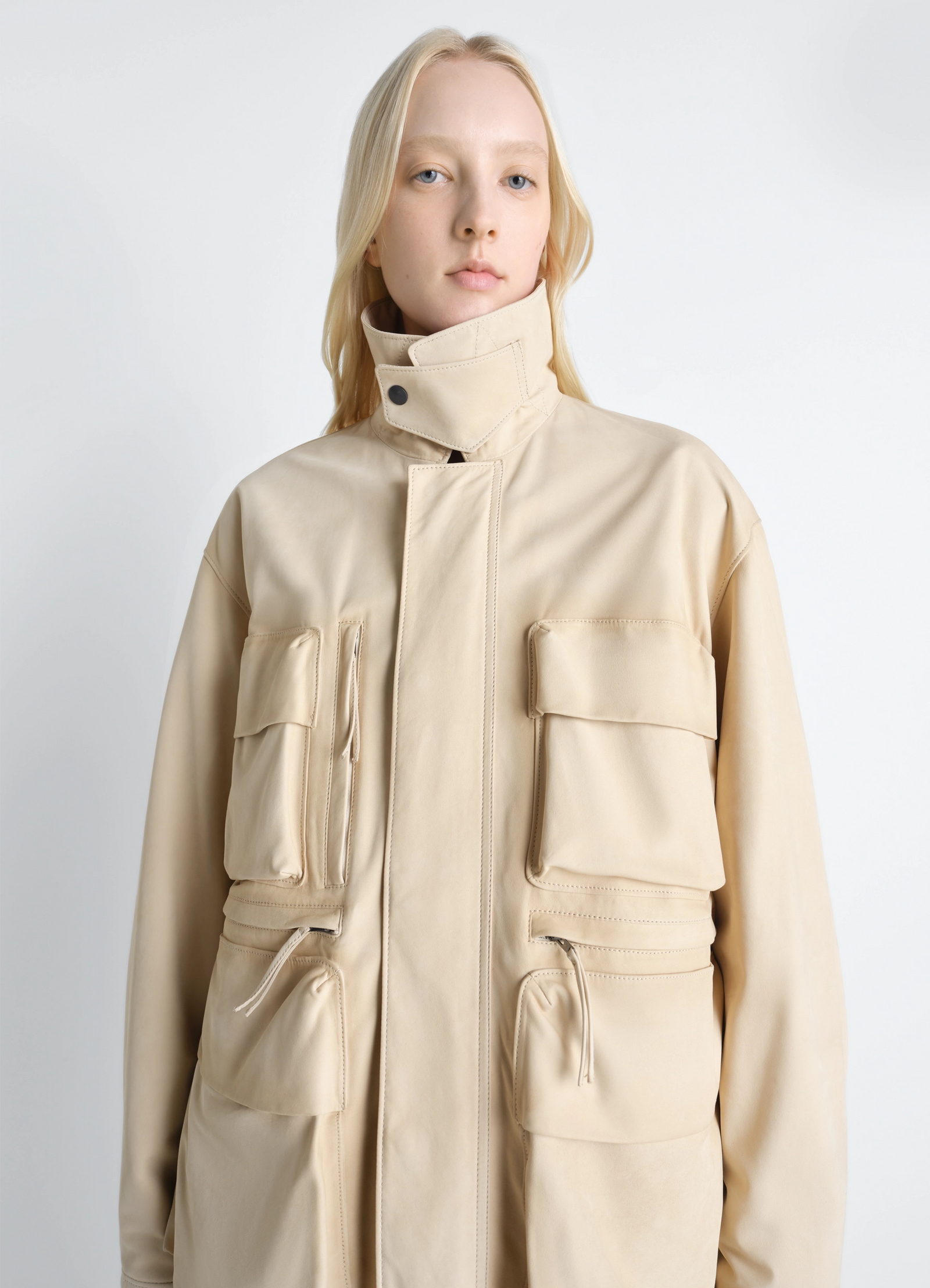 Reporter jacket in nubuck, model shot, close-up back view high collar, flap pockets