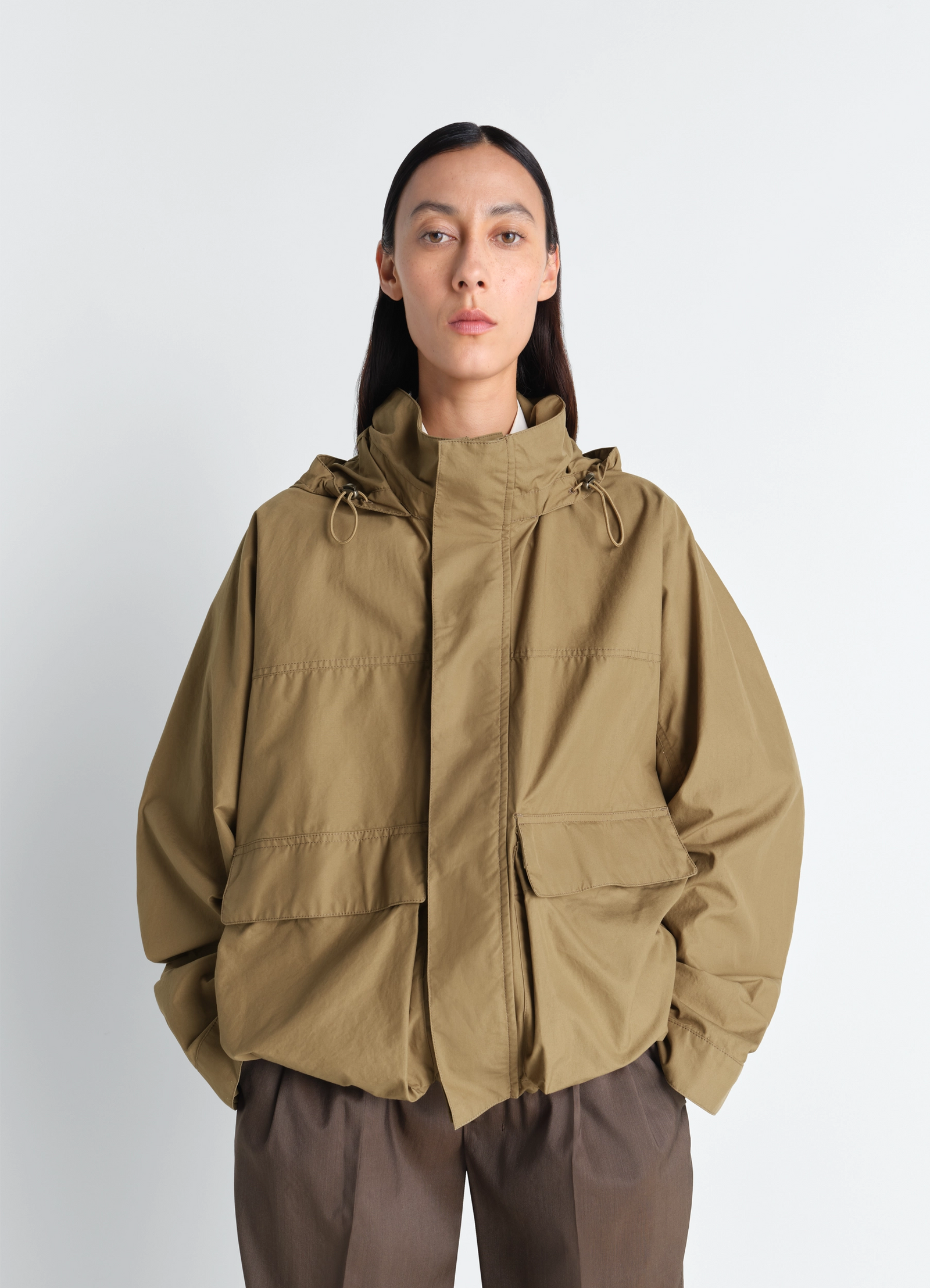 Short rain parka in ventile cotton in tightly woven ventile cotton, model shot, front view unisex, relaxed fit