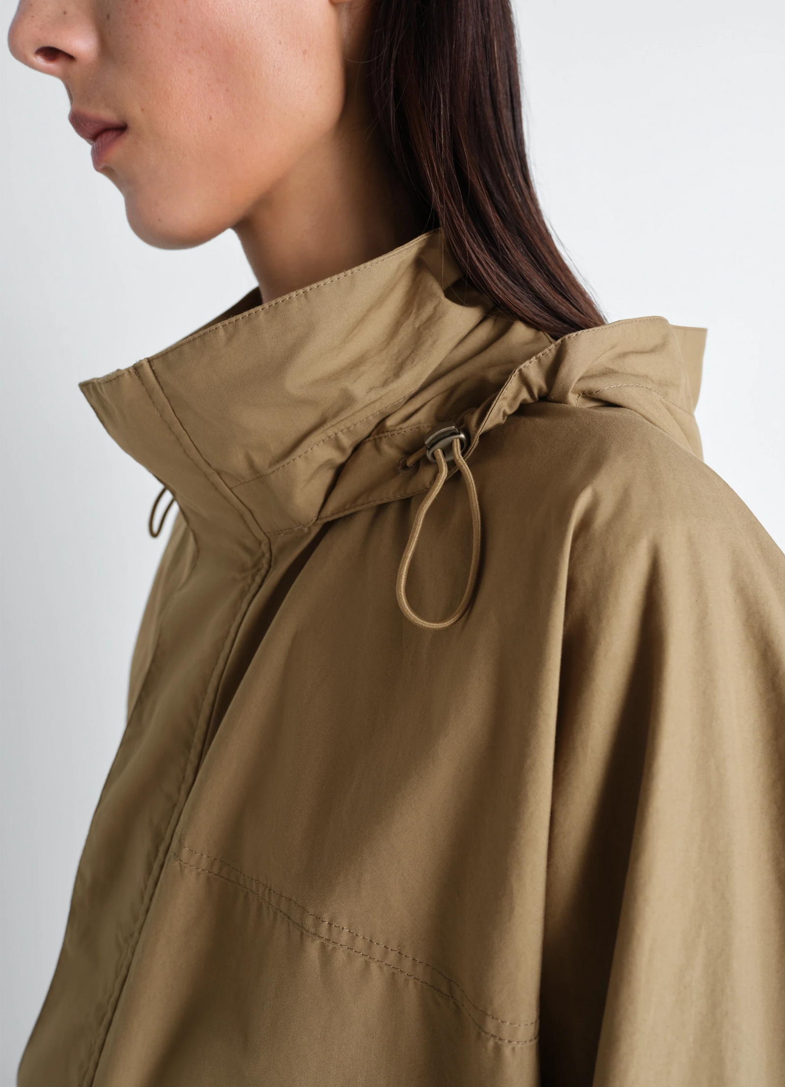 Short rain parka in ventile cotton in tightly woven ventile cotton, model shot, close-up detail shot high collar with drawstr