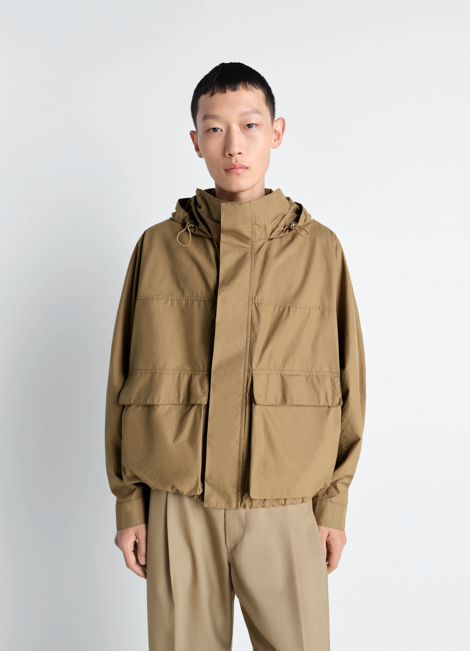 Short rain parka in ventile cotton in tightly woven ventile cotton, model shot, half-body front view boxy cut with patch pock