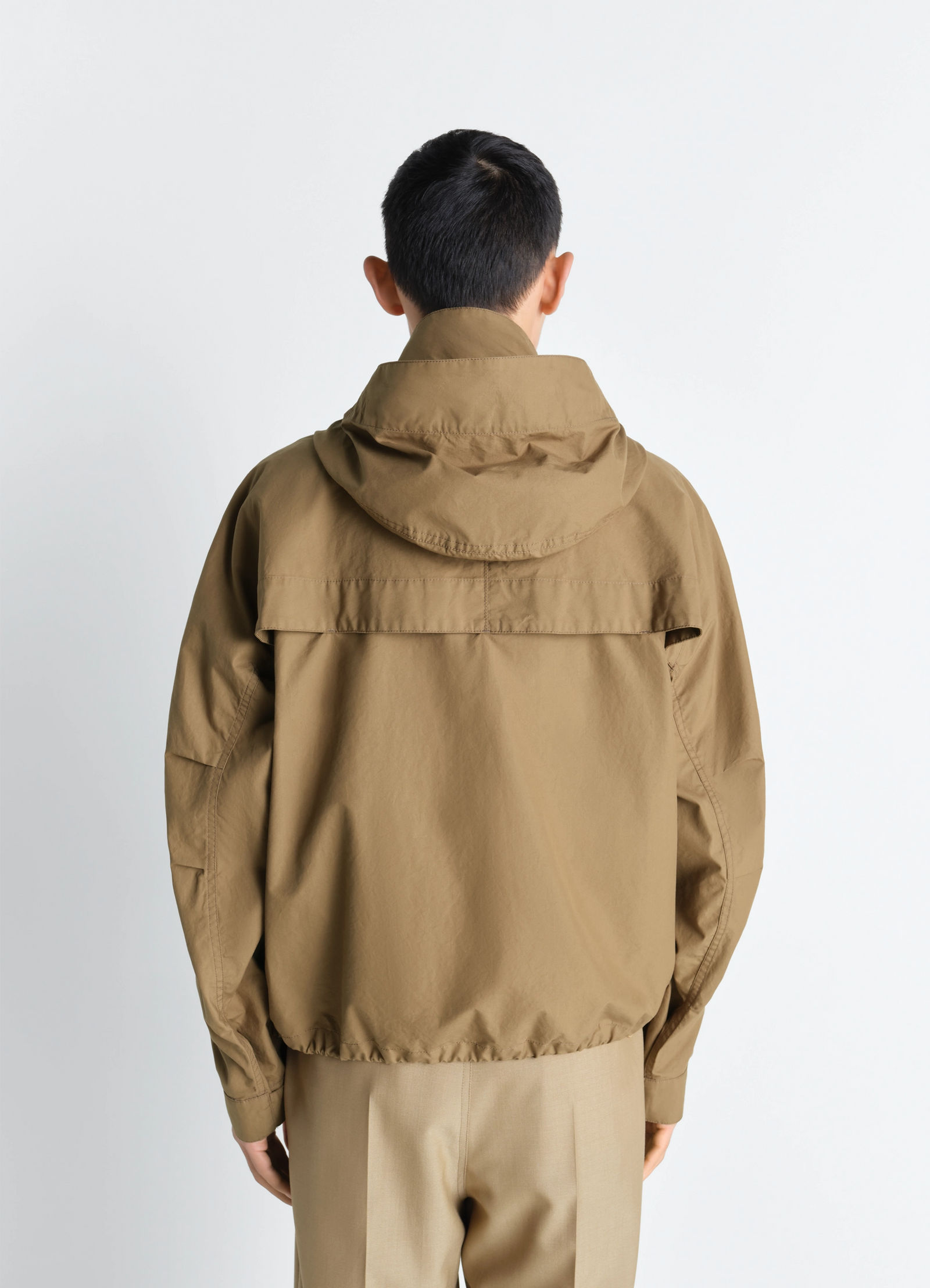 Short rain parka in ventile cotton in tightly woven ventile cotton, model shot, rear upper body view hooded drop shoulder des