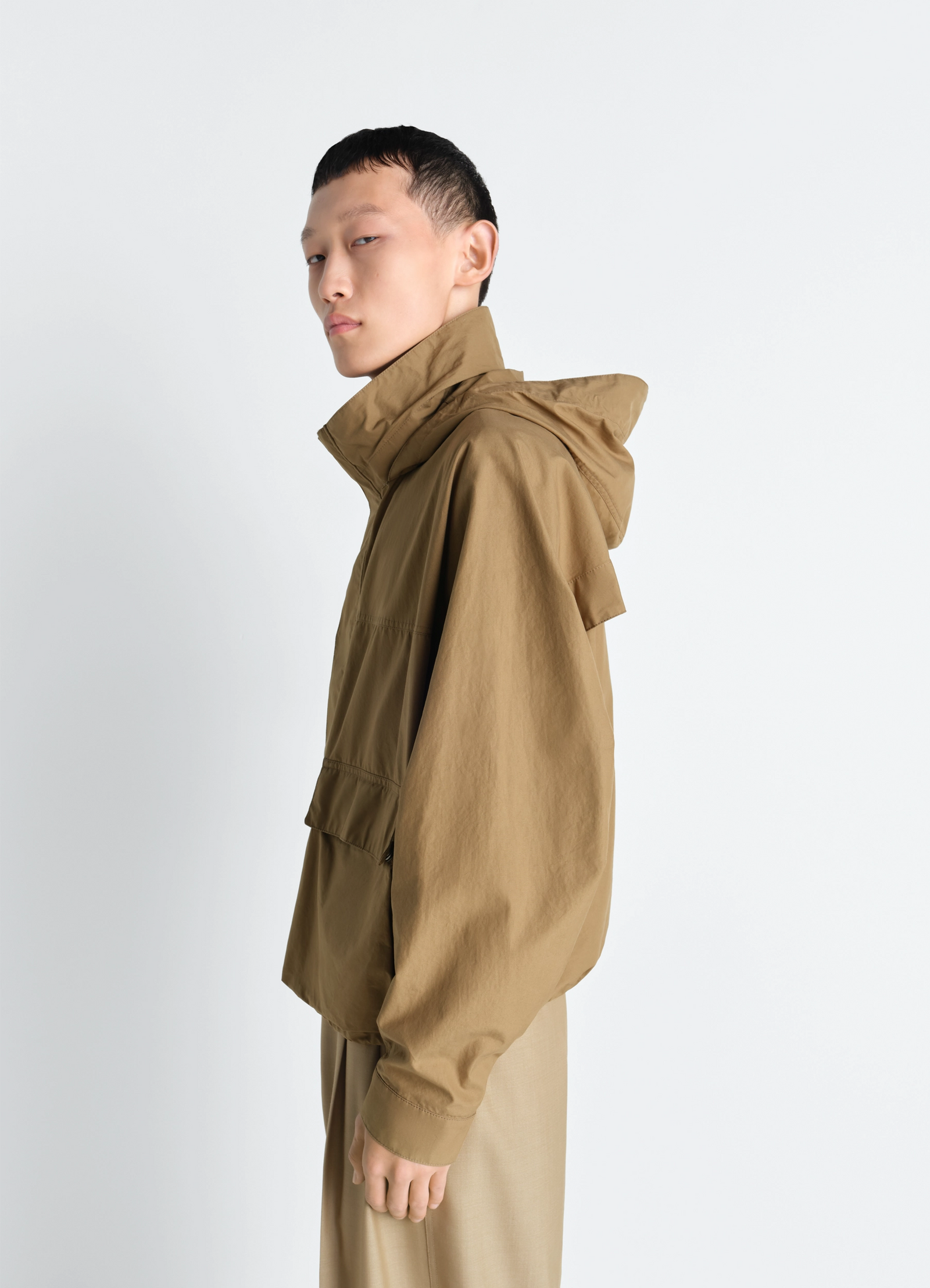 Short rain parka in ventile cotton in tightly woven ventile cotton, model shot, profile view high collar with hood