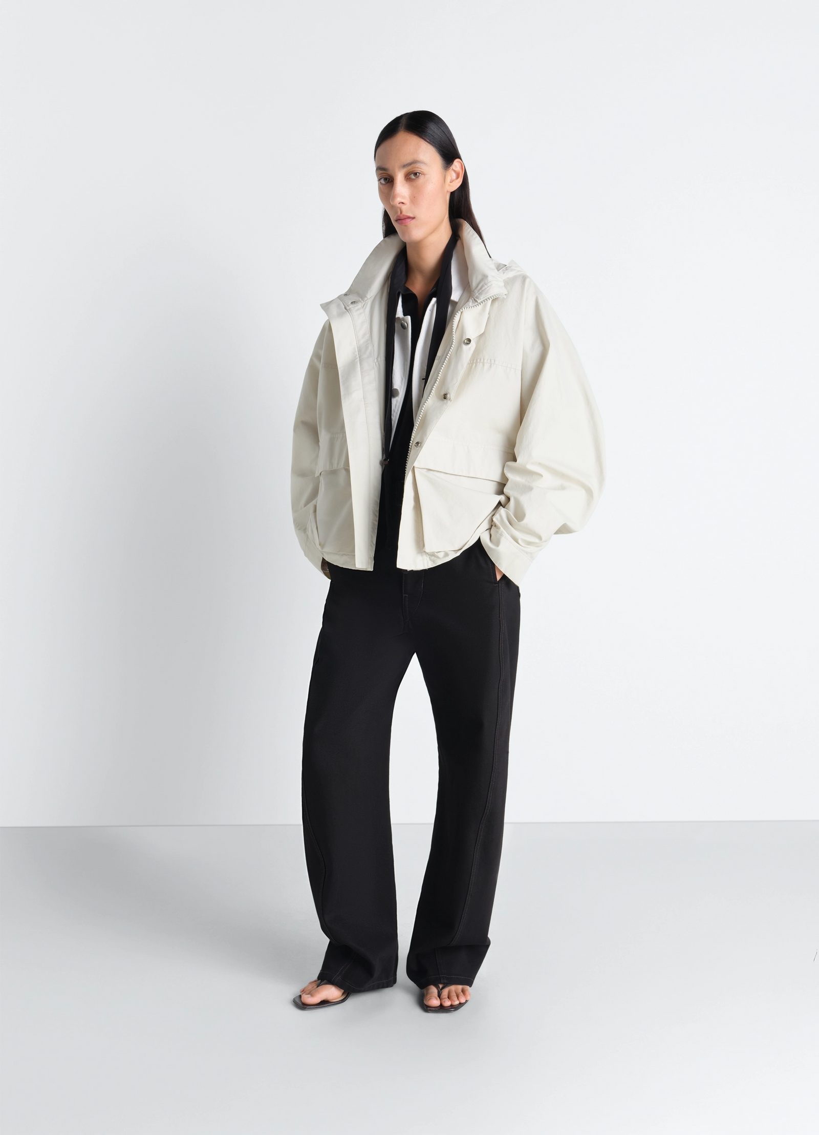 Short rain parka in ventile® cotton, model shot, front view hooded collar